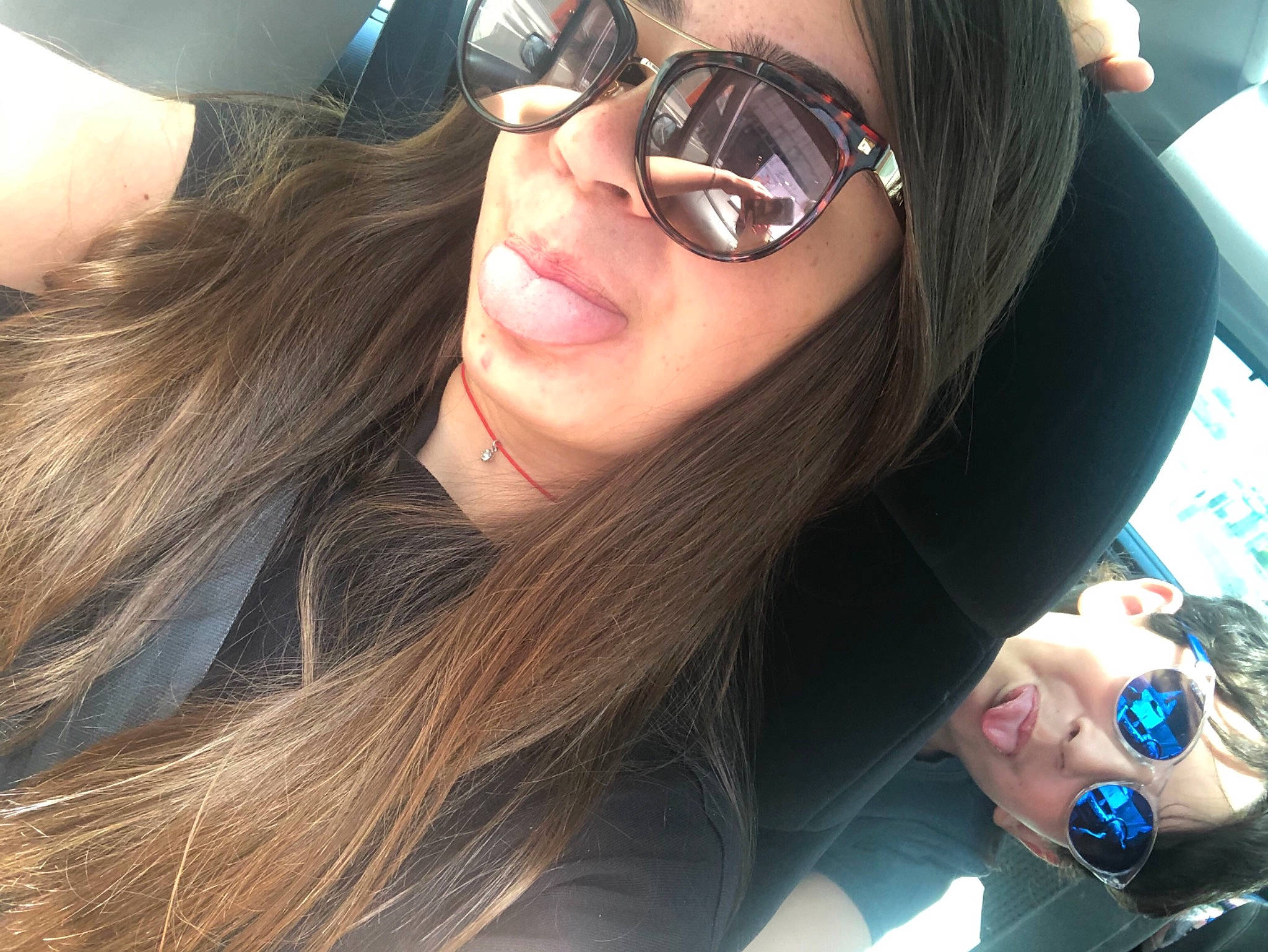 Carla a rejoint le concours — aidez-le/la à gagner de superbes lots ! eye_glass_accessory, eyebrow, eyelash, eyewear, face, facial_expression, fashion, glasses, goggles, hairstyle, head, human, lip, mouth, nose, organ, person, skin, street_fashion, sunglasses