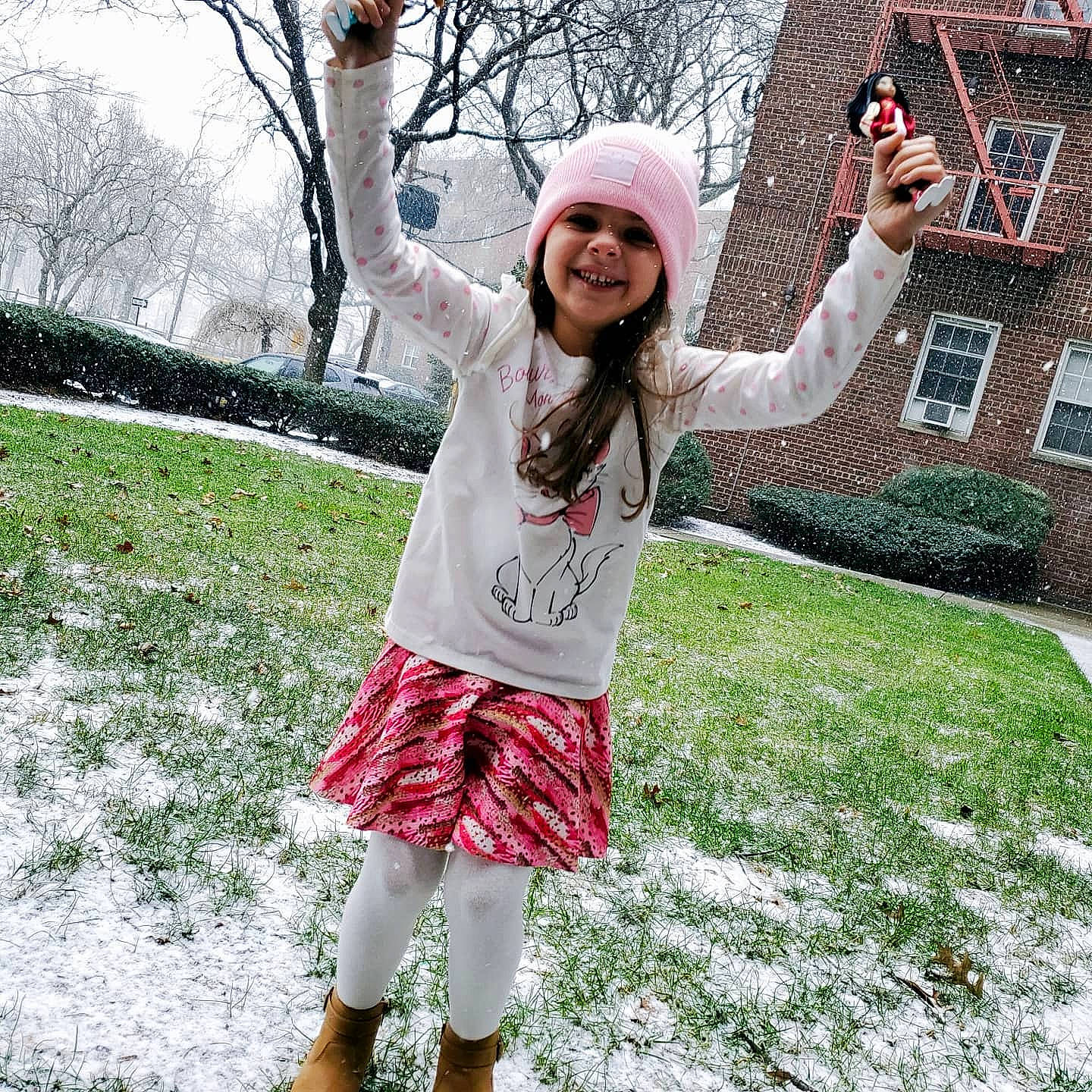 Jocelyn is registered to the contest to win money with this photo: blond, fun, grass, happy, headwear, joy, leisure, long_hair, pattern, people_in_nature, person, pink, plant, shoulder, sky, sleeve, smile, street_fashion, t_shirt, tree
