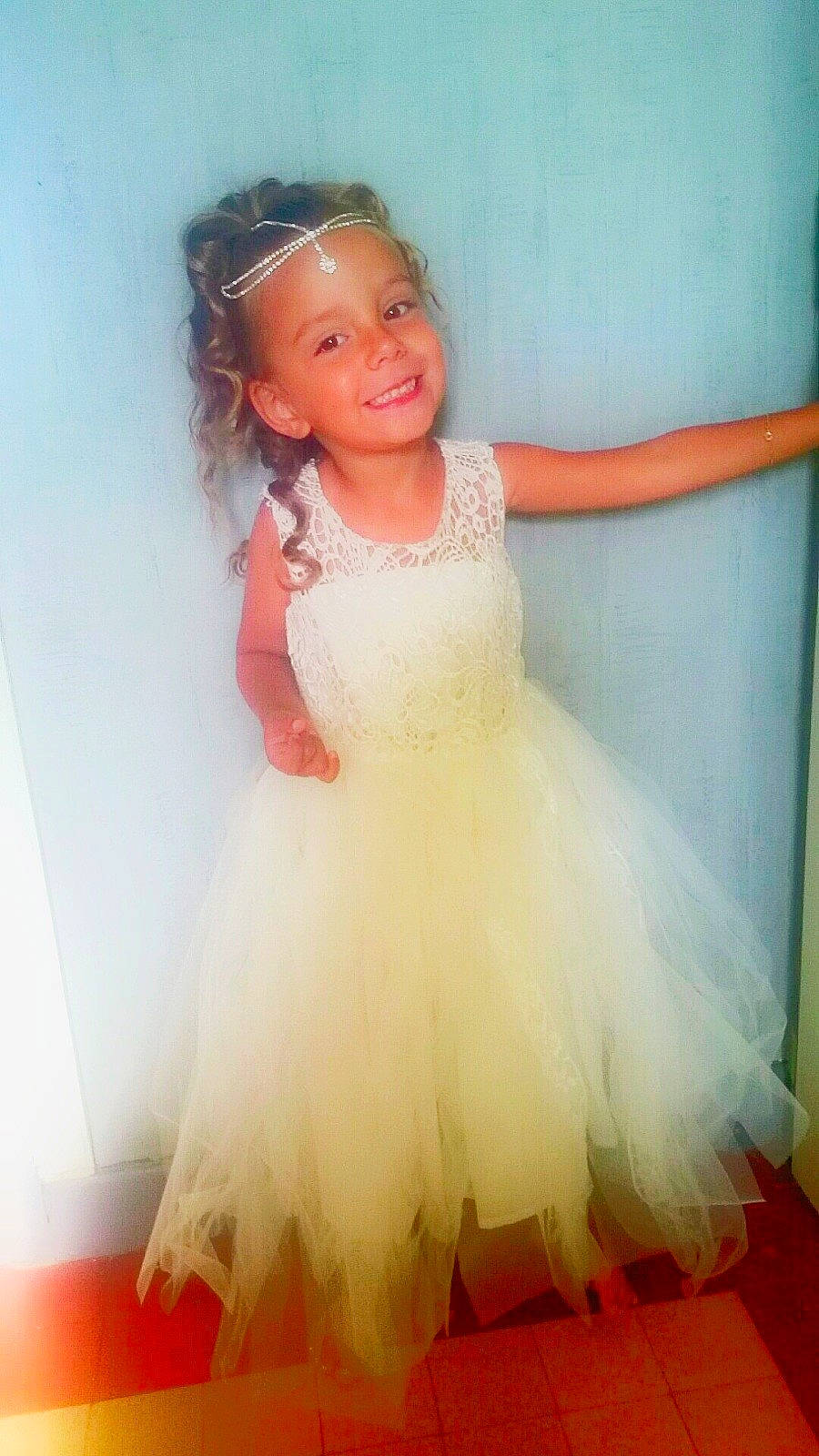 Tina a rejoint le concours — aidez-le/la à gagner de superbes lots ! ballet_tutu, bridal_clothing, child, cocktail_dress, costume, dance_dress, dress, flooring, flower_girl, girl, gown, hair_accessory, happiness, joy, long_hair, shoulder, toddler, wedding_dress