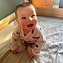 Martin participe au concours pour gagner de l'argent avec cette photo : baby, baby_clothes, bed, bedroom, child, cute, happy, health, heart_pattern, indoors, infant, natural_light, onesie, person, portrait, rosy_cheeks, sitting, smiling, warm_light, young_child