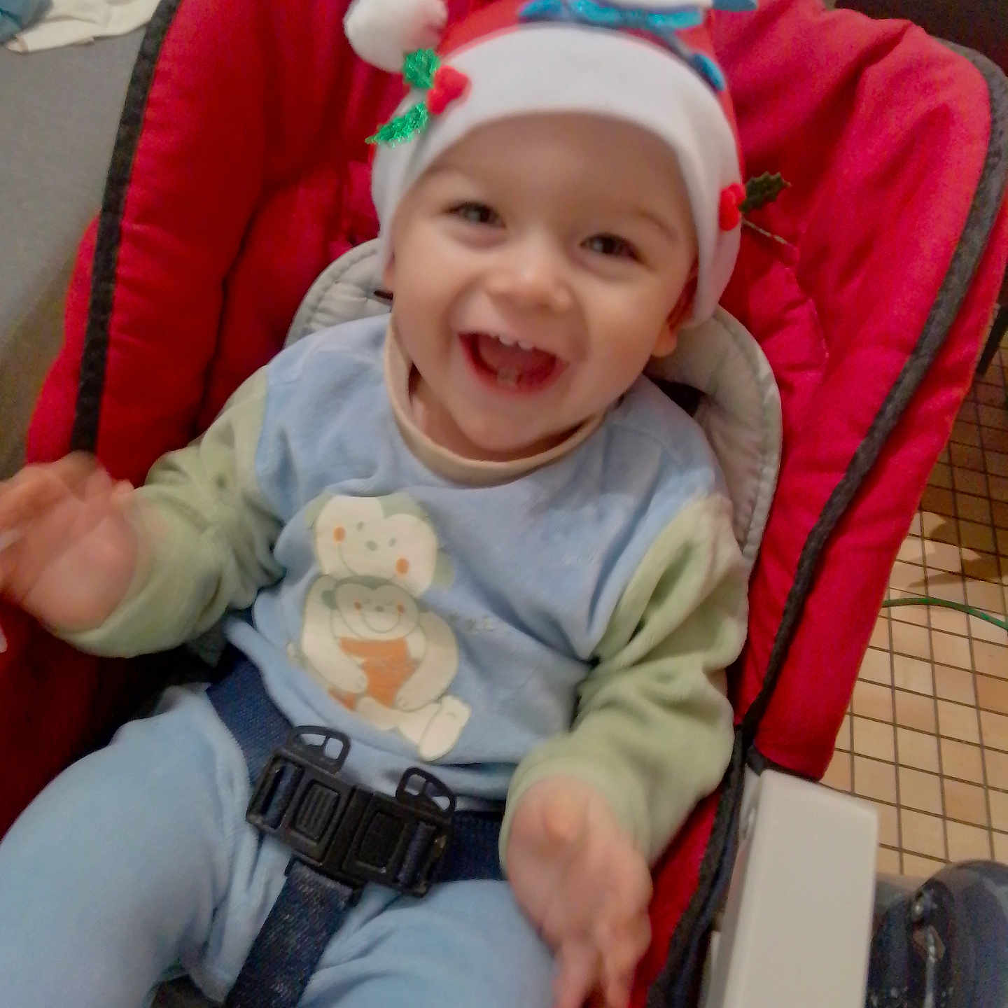 Tynao a rejoint le concours — aidez-le/la à gagner de superbes lots ! baby, child, clothing, cute, happy, high_chair, holiday_hat, holly, indoor, infant, joyful, laughing, person, playful, pom_pom, red_baby_seat, seatbelt, sitting, smiling, toddler