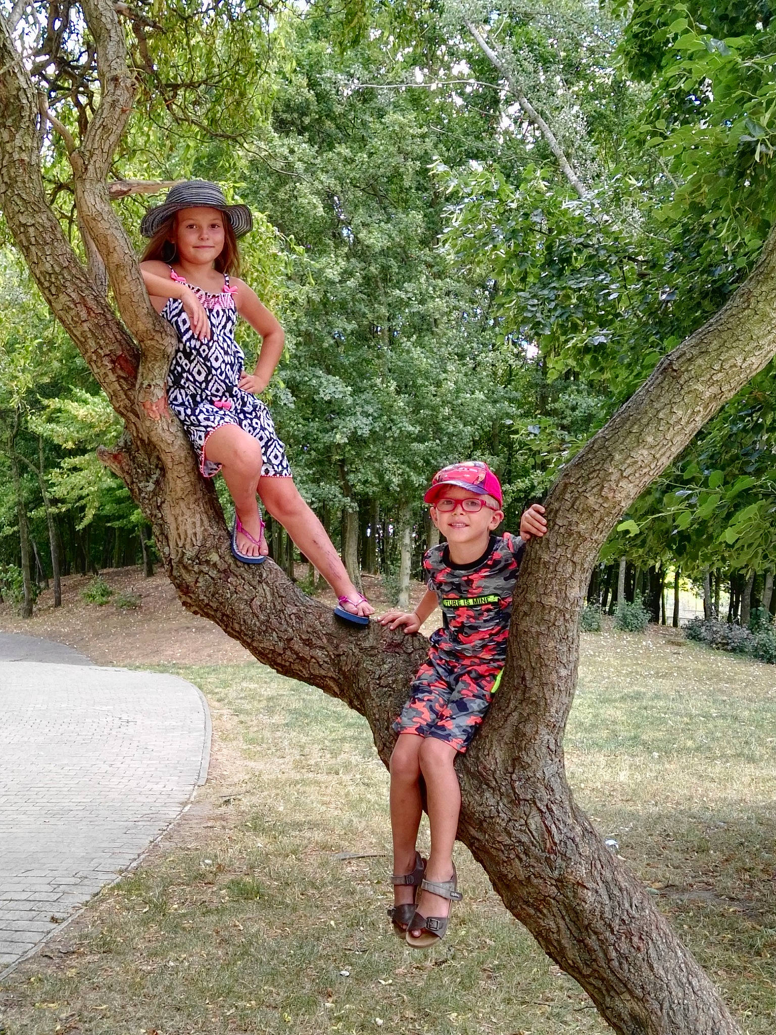 Laora a rejoint le concours — aidez-le/la à gagner de superbes lots ! branch, fun, girl, headwear, joy, leisure, person, plant, recreation, tree, trunk, vacation, woody_plant