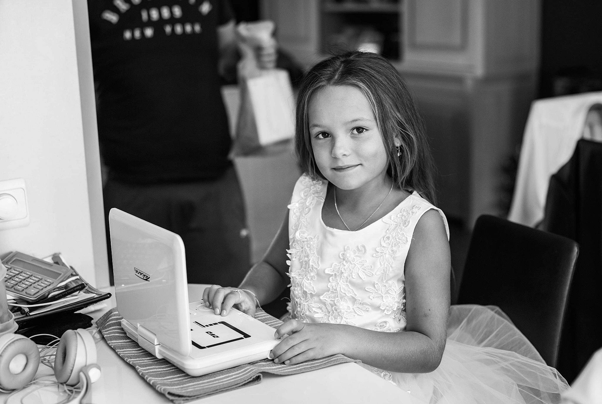 Laora participe au concours pour gagner de l'argent avec cette photo : black, black_and_white, bride, ceremony, child, electronic_device, event, fun, girl, joy, monochrome, monochrome_photography, person, photograph, photography, portrait_photography, smile, snapshot, wedding, white