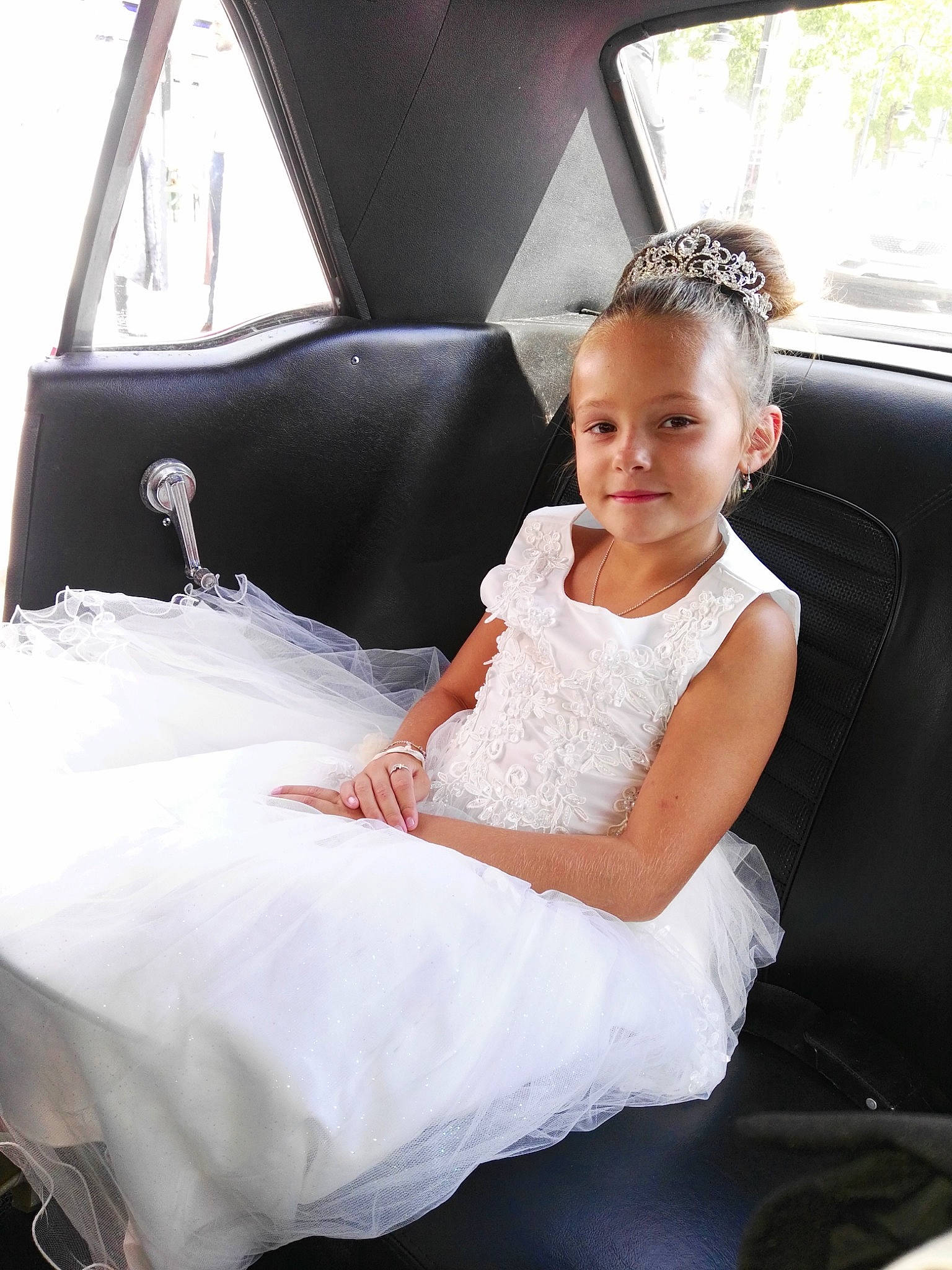 Laora a rejoint le concours — aidez-le/la à gagner de superbes lots ! bridal_accessory, bridal_clothing, bride, car, child, dress, family_car, fashion_accessory, furniture, girl, gown, hair_accessory, luxury_vehicle, person, photo_shoot, textile, veil, wedding, wedding_dress