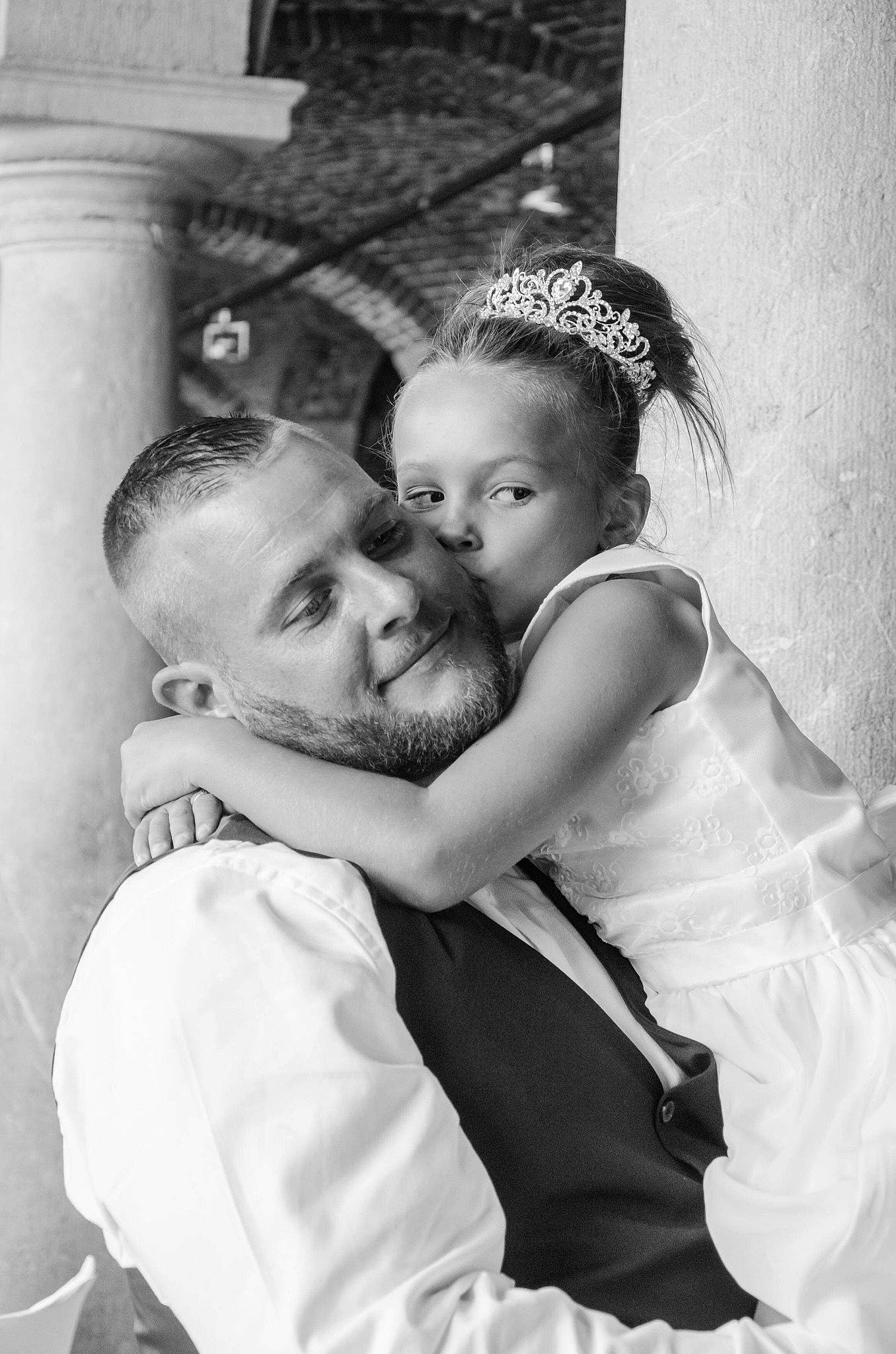 Laora a rejoint le concours — aidez-le/la à gagner de superbes lots ! black, black_and_white, bride, child, family, girl, hair_accessory, happiness, headpiece, interaction, joy, monochrome, monochrome_photography, person, photo_shoot, photograph, photography, romance, smile, snapshot
