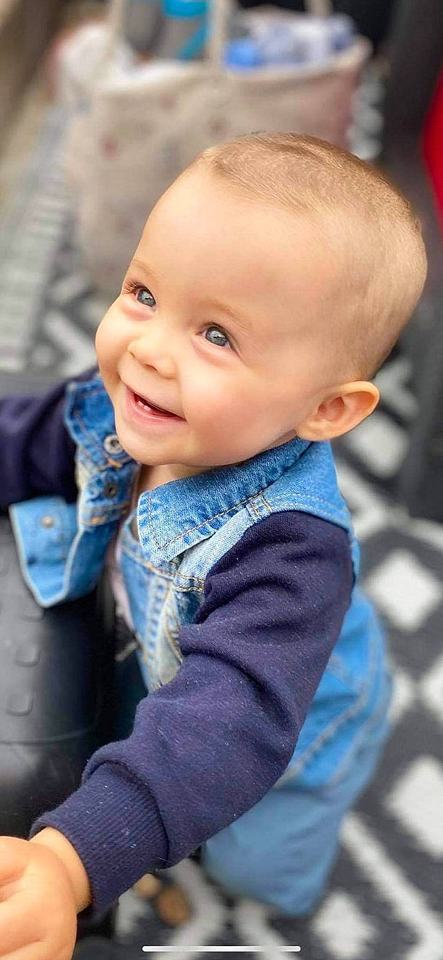 Mayron a rejoint le concours — aidez-le/la à gagner de superbes lots ! baby, baby_toddler_clothing, blue, cheek, cool, facial_expression, flash_photography, fun, happy, human, iris, nose, organ, outerwear, person, product, skin, sleeve, smile, standing