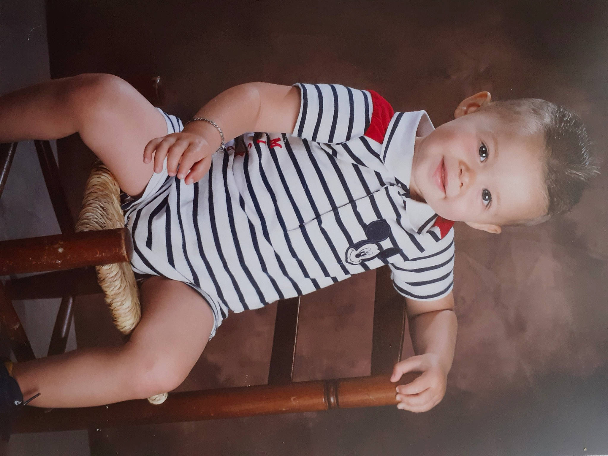 Mayron a rejoint le concours — aidez-le/la à gagner de superbes lots ! arm, baby, baby_toddler_clothing, child, comfort, elbow, finger, flash_photography, human_body, human_leg, joy, knee, leg, mouth, pattern, person, skin, sleeve, thigh, toddler