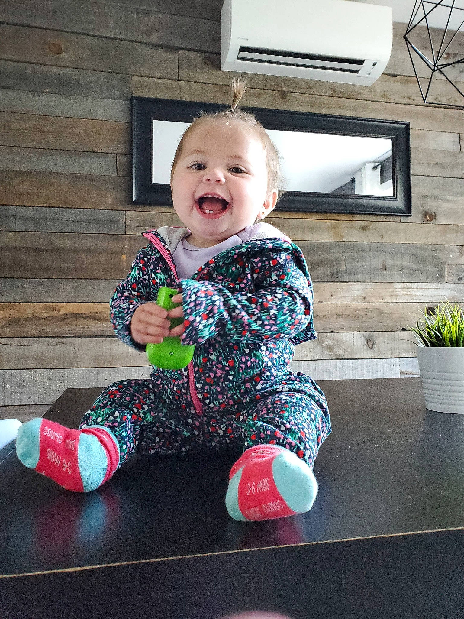 Kaylee a rejoint le concours — aidez-le/la à gagner de superbes lots ! child, person, play, shoe, sitting, toddler