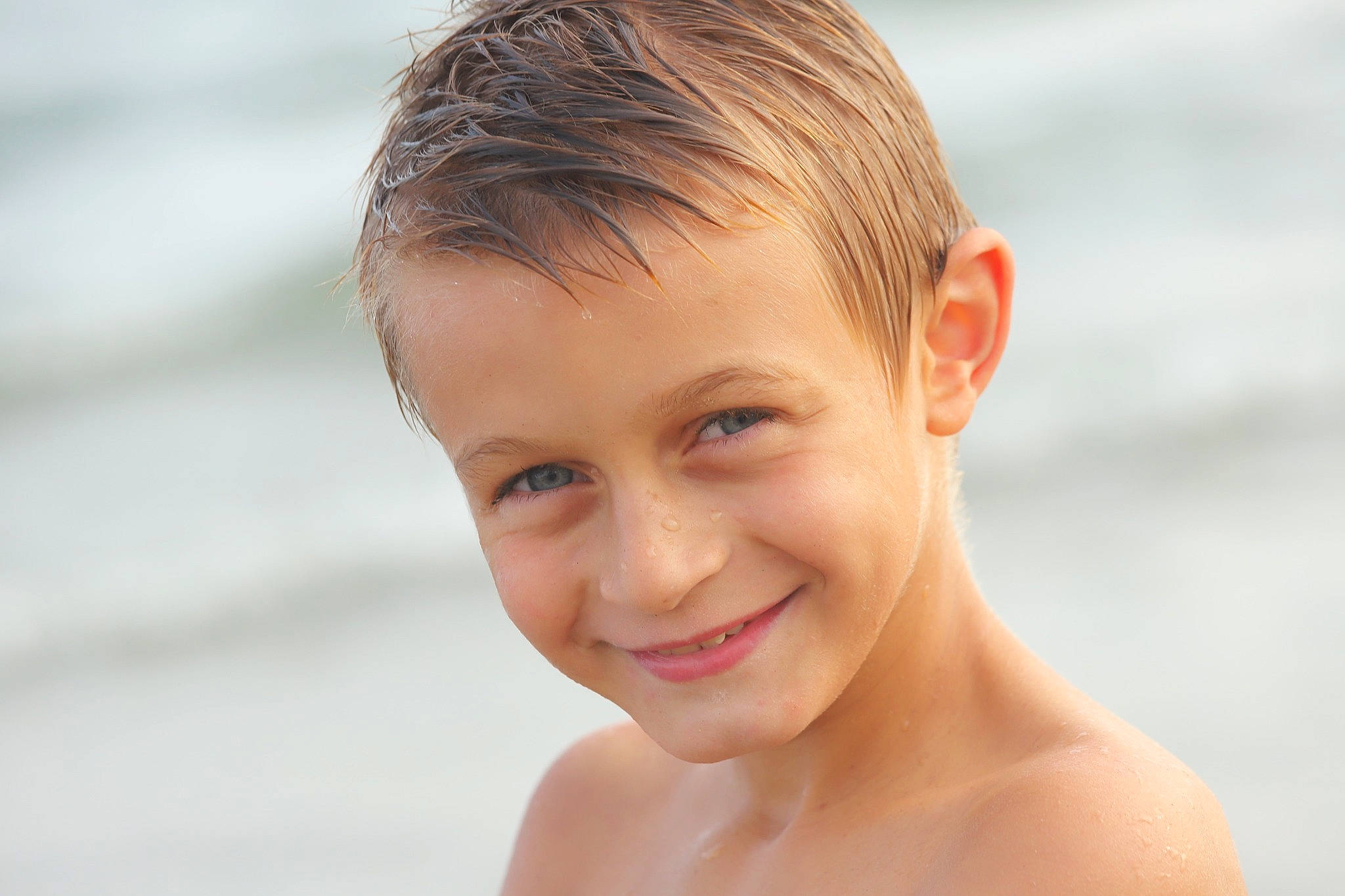 Grégory participe au concours pour gagner de l'argent avec cette photo : blond, cheek, child, chin, close_up, ear, eye, eyebrow, face, facial_expression, forehead, hair, hairstyle, head, joy, lip, male, neck, nose, person