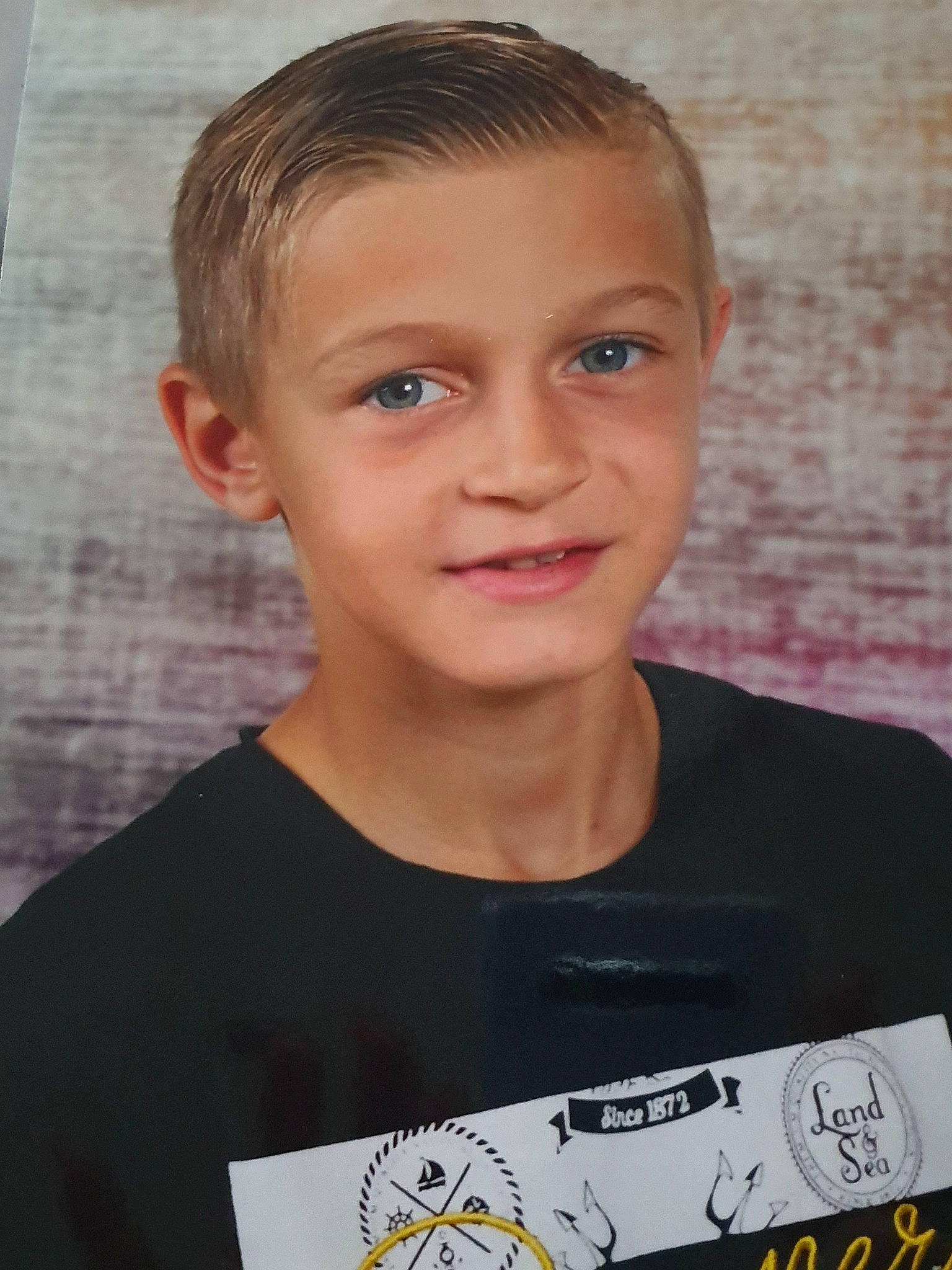 Grégory participe au concours pour gagner de l'argent avec cette photo : cheek, child, child_model, chin, eyebrow, face, facial_expression, forehead, hair, hairstyle, head, person, smile, t_shirt