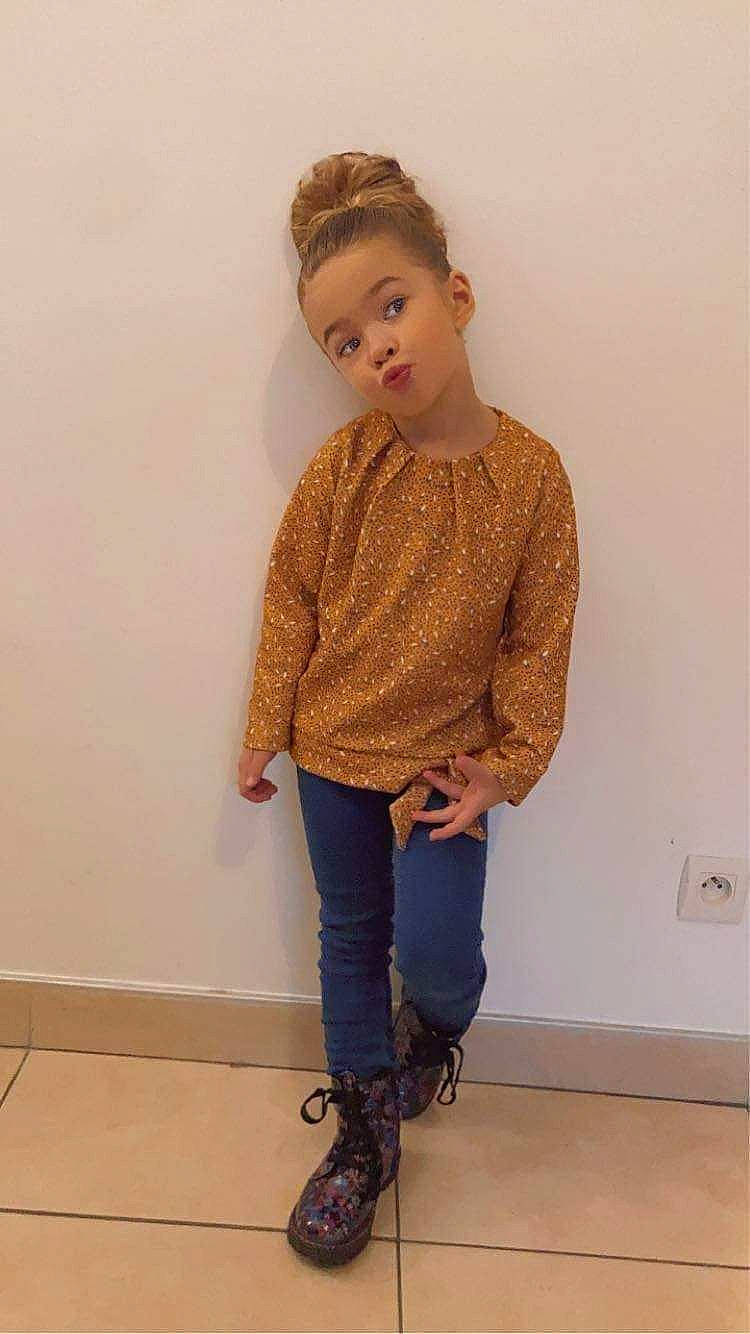 Layana a rejoint le concours — aidez-le/la à gagner de superbes lots ! blazer, blond, clothing, denim, electric_blue, fashion_design, hair, head, human_leg, joint, knee, leg, long_hair, neck, person, sleeve, sportswear, t_shirt, thigh, trunk