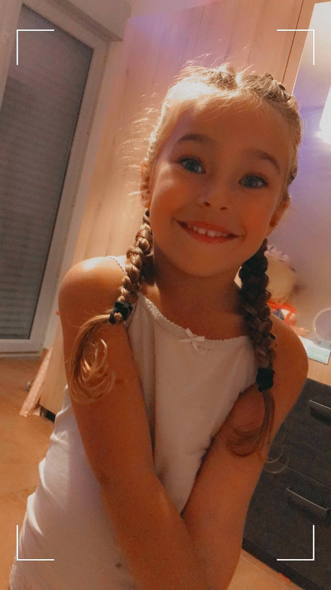 Layana a rejoint le concours — aidez-le/la à gagner de superbes lots ! blond, brown_hair, chest, child, event, eyelash, fashion_accessory, fashion_design, flash_photography, flooring, fun, hair, happy, head, headpiece, iris, jewellery, joy, lip, long_hair