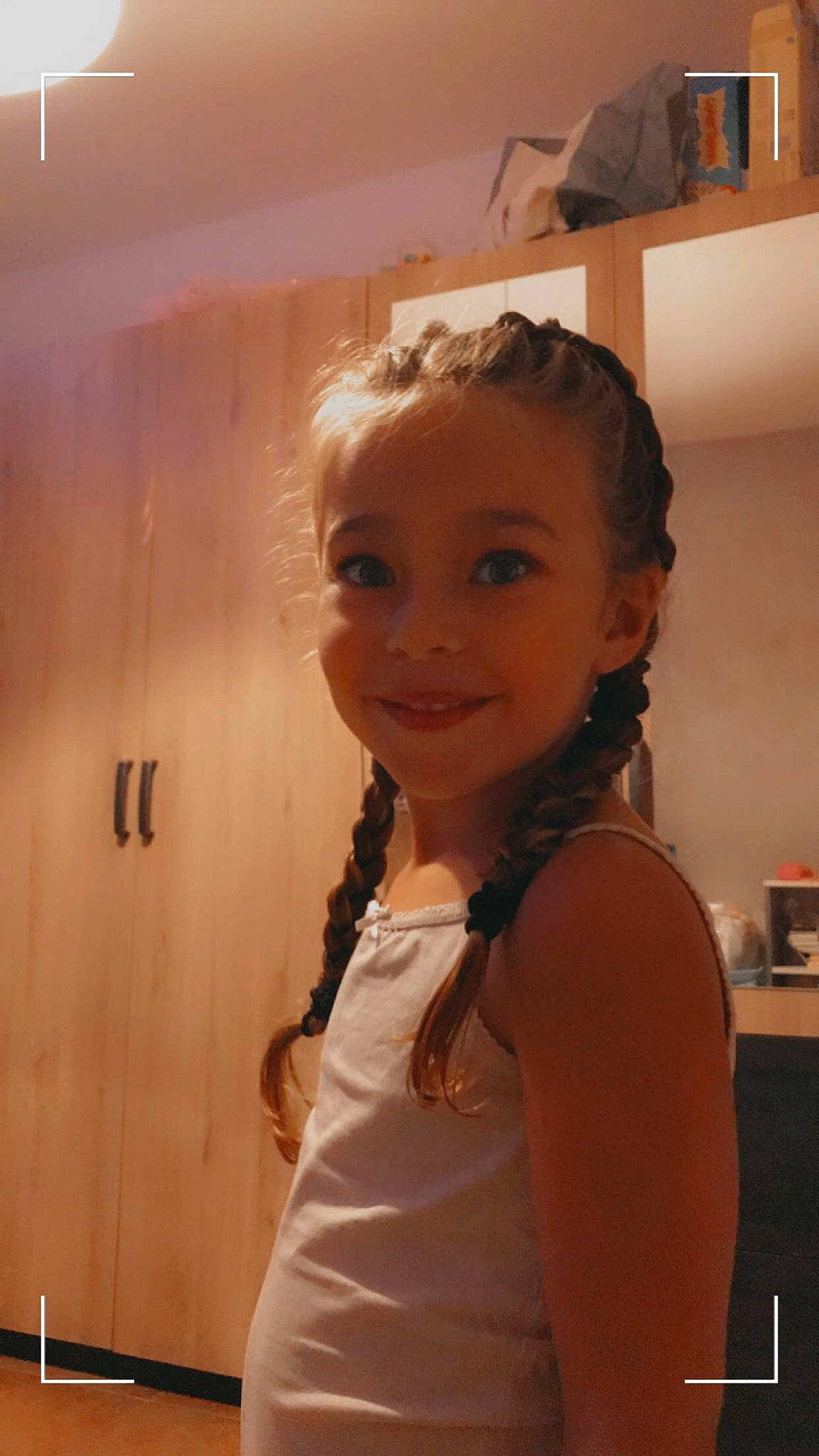 Layana participe au concours pour gagner de l'argent avec cette photo : abdomen, blond, chest, event, eyebrow, eyelash, eyewear, fashion_accessory, fashion_design, flash_photography, forehead, fun, hair_coloring, happy, jewellery, joy, long_hair, necklace, person, room