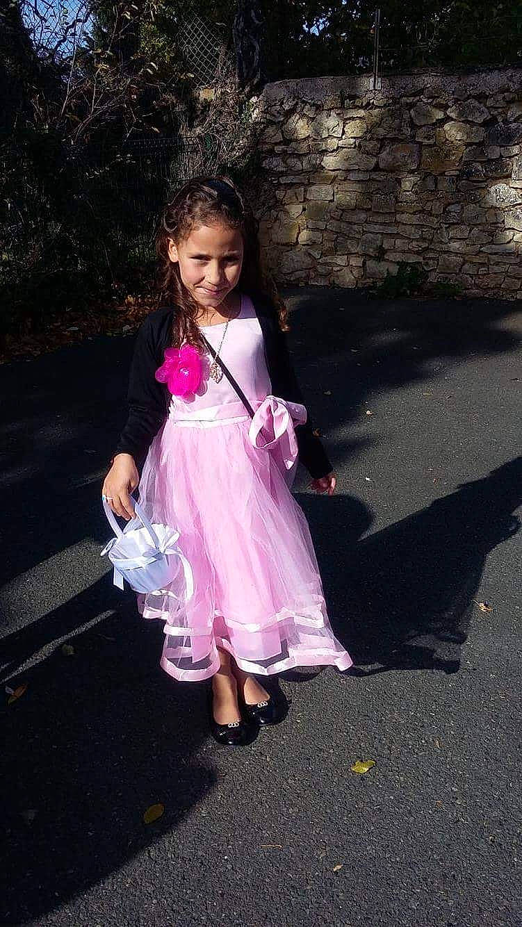 Naïla a rejoint le concours — aidez-le/la à gagner de superbes lots ! child, clothing, costume, day, dress, flower, fun, girl, gown, happiness, joy, lady, person, pink, purple, smile, vacation