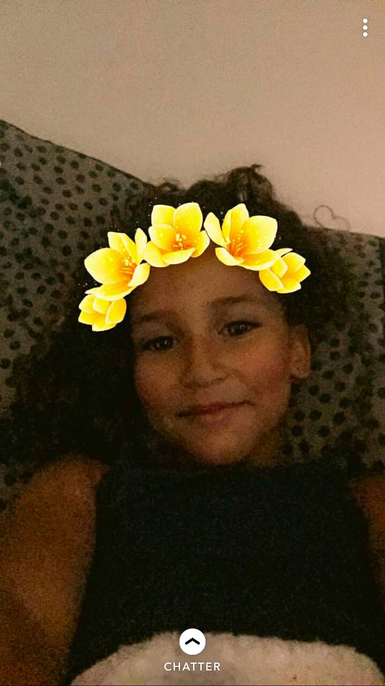 Naïla participe au concours pour gagner de l'argent avec cette photo : crown, fashion_accessory, floral_design, floristry, flower, flower_arranging, hair_accessory, headgear, headpiece, headwear, person, plant, smile, yellow