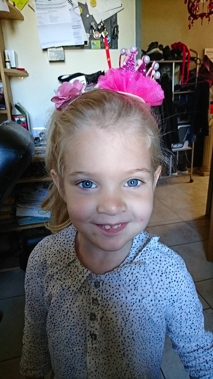 Lyloo participe au concours pour gagner de l'argent avec cette photo : blond, cheek, child, day, ear, eyebrow, face, fashion_accessory, forehead, girl, hair, hair_accessory, hair_coloring, hairstyle, head, human_hair_color, joy, person, pink, skin