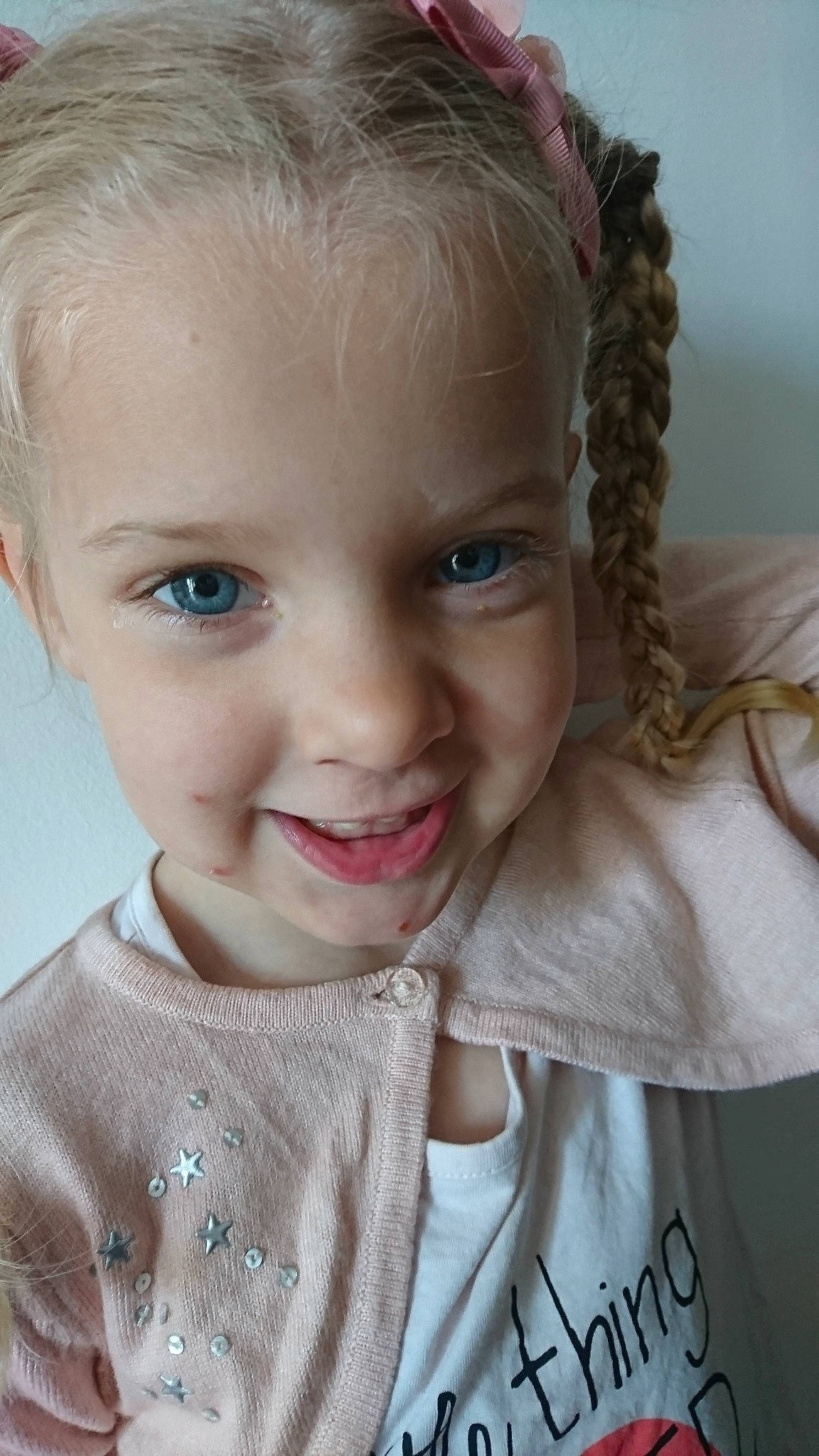 Lyloo a rejoint le concours — aidez-le/la à gagner de superbes lots ! brown_hair, cheek, child, child_model, eyebrow, forehead, girl, hair, hair_accessory, hair_coloring, hairstyle, human_hair_color, joy, lip, long_hair, person, skin, smile, toddler