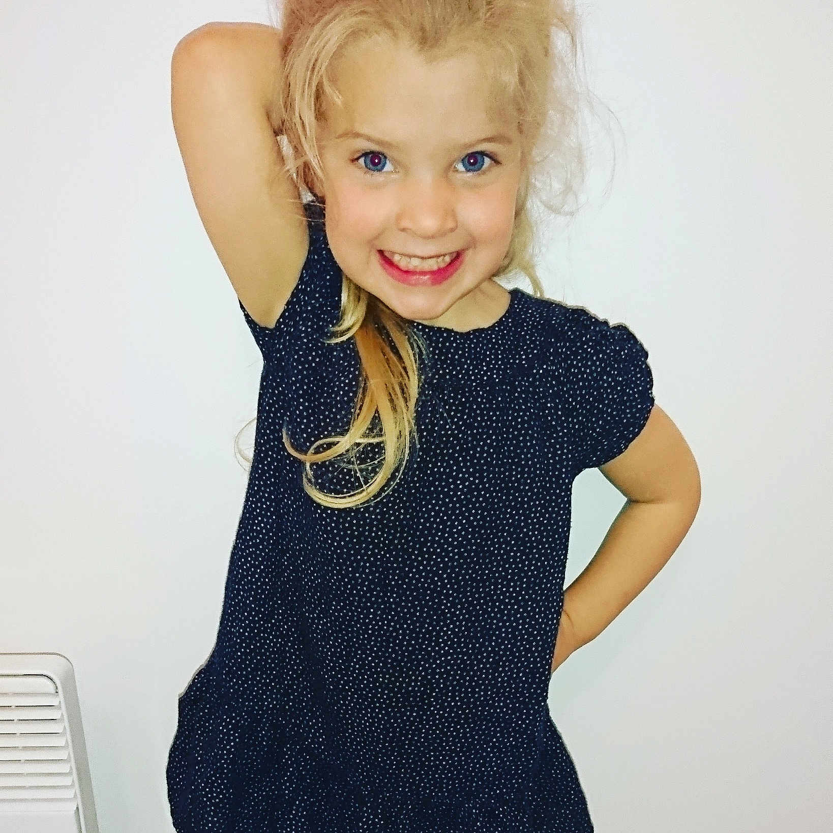 Lyloo participe au concours pour gagner de l'argent avec cette photo : brown_hair, child, child_model, clothing, design, girl, human_hair_color, joint, joy, neck, outerwear, pattern, person, shoulder, sleeve, smile, t_shirt, toddler, top