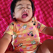 Cangrejo a rejoint le concours — aidez-le/la à gagner de superbes lots ! baby, child, infant, diaper, shirt, cartoon_print, red_blanket, lying_down, expression, yawn, cry, cute, indoors, skin, hair, person, toddler, clothing, patterned, colorful