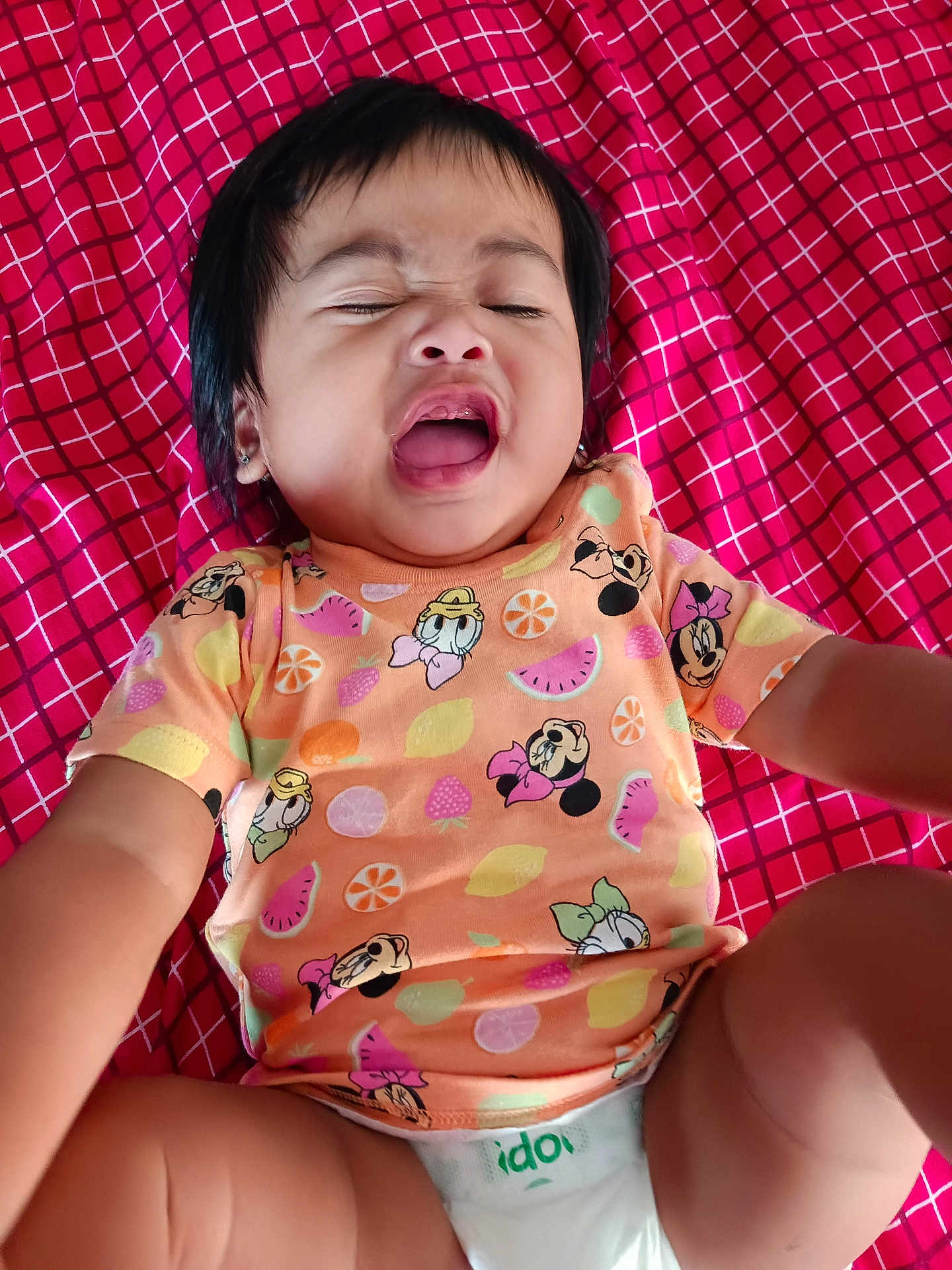 Cangrejo a rejoint le concours — aidez-le/la à gagner de superbes lots ! baby, child, infant, diaper, shirt, cartoon_print, red_blanket, lying_down, expression, yawn, cry, cute, indoors, skin, hair, person, toddler, clothing, patterned, colorful