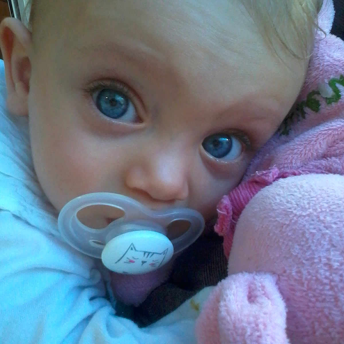 Maïwenn participe au concours pour gagner de l'argent avec cette photo : cheek, child, close_up, doll, ear, eye, eyebrow, face, finger, forehead, head, infant, iris, lip, mouth, nose, pink, product, skin, toddler