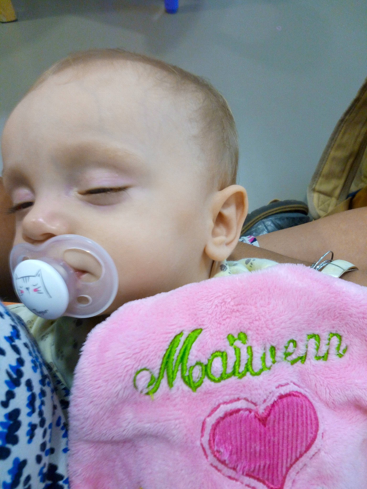 Maïwenn participe au concours pour gagner de l'argent avec cette photo : bedtime, cheek, child, ear, eye, face, finger, forehead, hand, head, infant, lip, mouth, nose, person, pink, product, skin, toddler