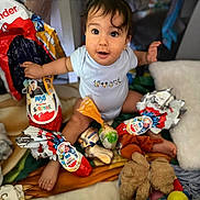 Naïm a rejoint le concours — aidez-le/la à gagner de superbes lots ! baby, blanket, child, colorful, cute, expression, foot, hand, indoor, kinder_surprise, mickey_mouse, onesie, playpen, playtime, sitting, soft_toys, stuffed_animal, surprised, toy, wrapped_candy