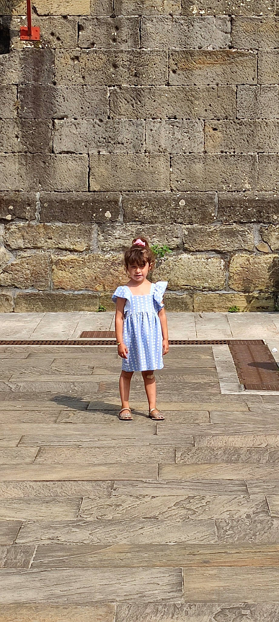 Emma participe au concours pour gagner de l'argent avec cette photo : child, eyewear, flooring, grass, human_leg, landscape, leisure, person, road, road_surface, shadow, sidewalk, sitting, standing, street_fashion, sunglasses, temple, travel, tree, waist