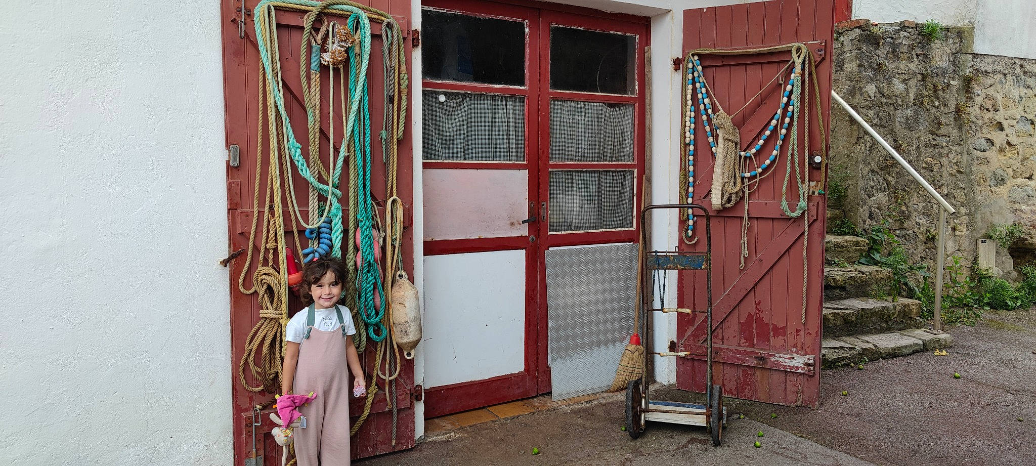 Emma participe au concours pour gagner de l'argent avec cette photo : alley, building, door, facade, gate, home_door, house, joy, leisure, magenta, metal, person, red, road, room, street, toddler, visual_arts, window_treatment, wood