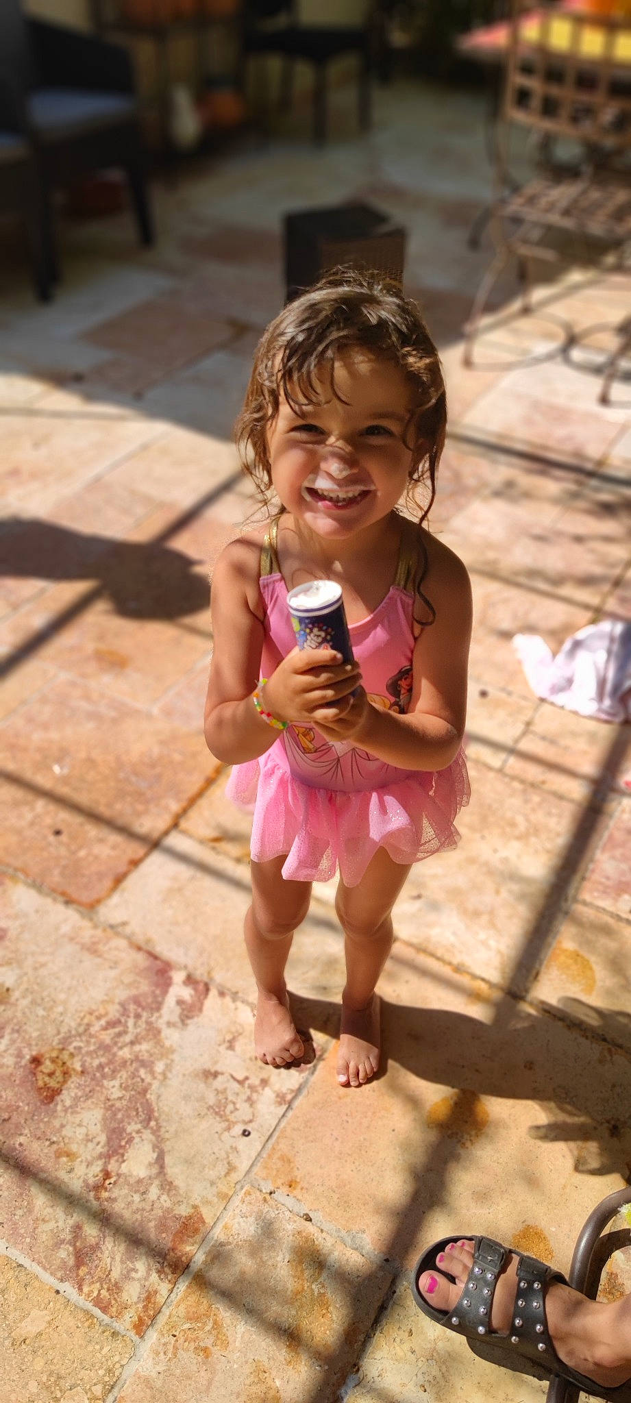 Emma a rejoint le concours — aidez-le/la à gagner de superbes lots ! child, city, dress, finger, fun, hair, happy, human_leg, joy, leg, leisure, person, pink, recreation, skin, smile, summer, temple, thumb, toddler