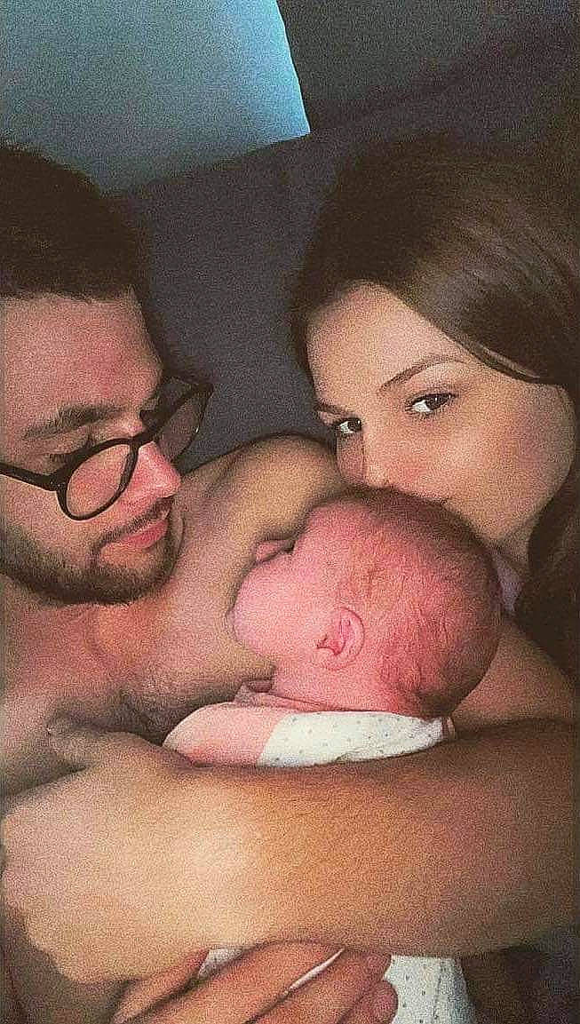 Nyna participe au concours pour gagner de l'argent avec cette photo : cheek, comfort, ear, eye, eyebrow, face, forehead, gesture, glasses, happy, human_body, jaw, lip, mouth, neck, nose, person, shoulder, skin, stomach