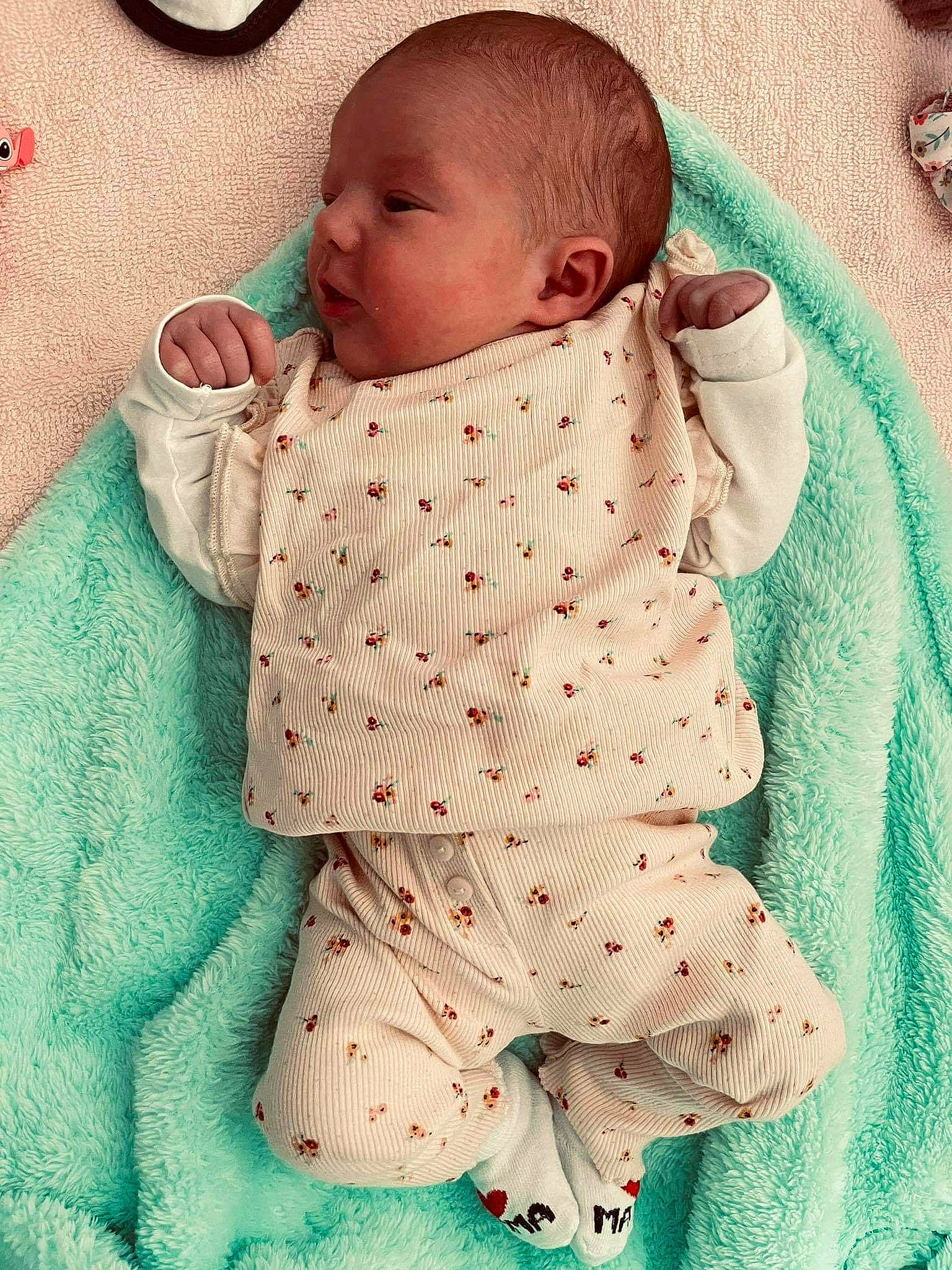 Nyna a rejoint le concours — aidez-le/la à gagner de superbes lots ! baby, baby_safety, baby_sleeping, baby_toddler_clothing, cheek, child, comfort, eye, face, green, head, linens, mammal, organ, outerwear, person, pink, skin, sleeve, toddler