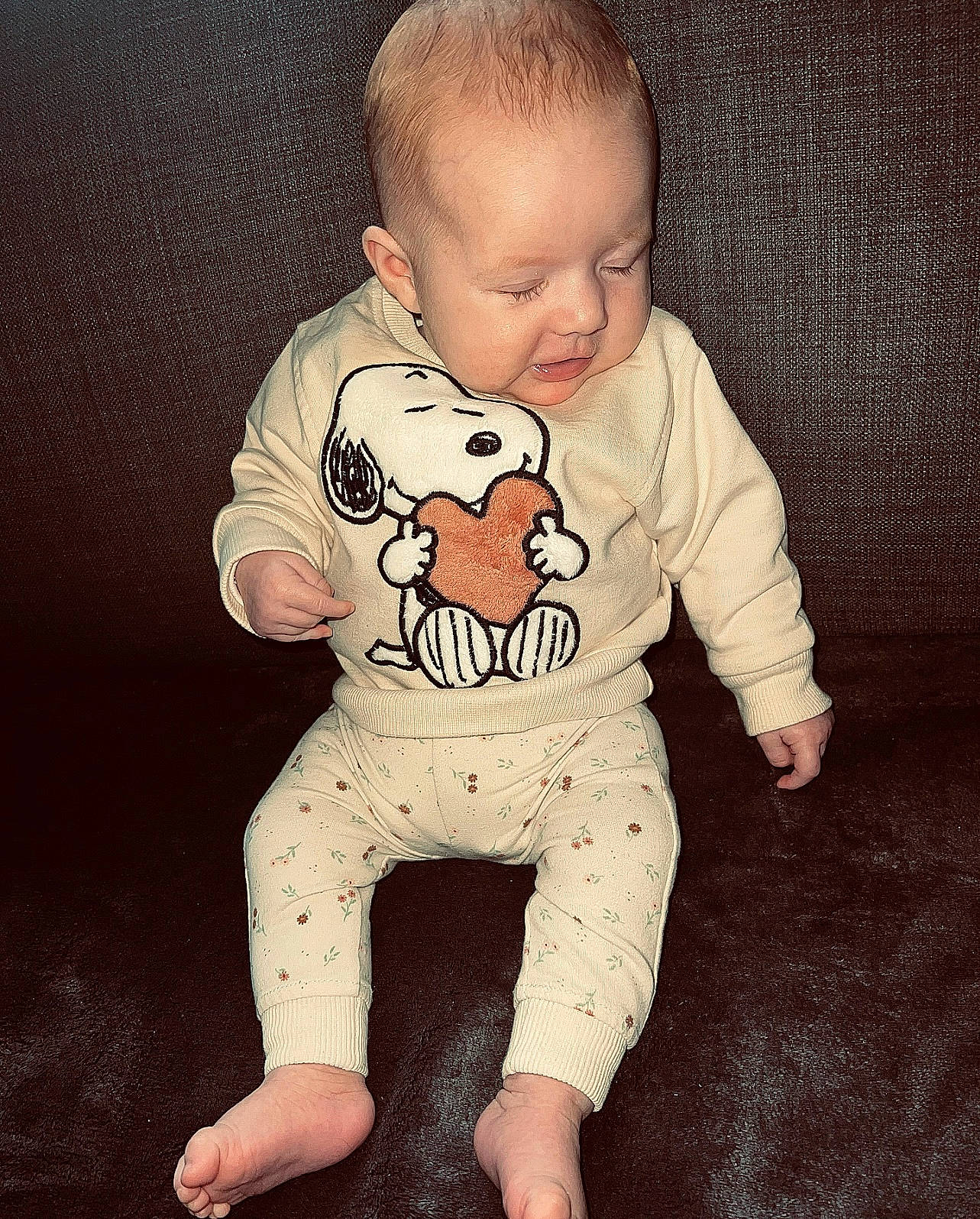 Nyna a rejoint le concours — aidez-le/la à gagner de superbes lots ! baby, baby_toddler_clothing, cheek, chin, comfort, eye, facial_expression, finger, floor, hairstyle, happy, head, human_body, knee, leg, person, skin, sleeve, stomach, t_shirt