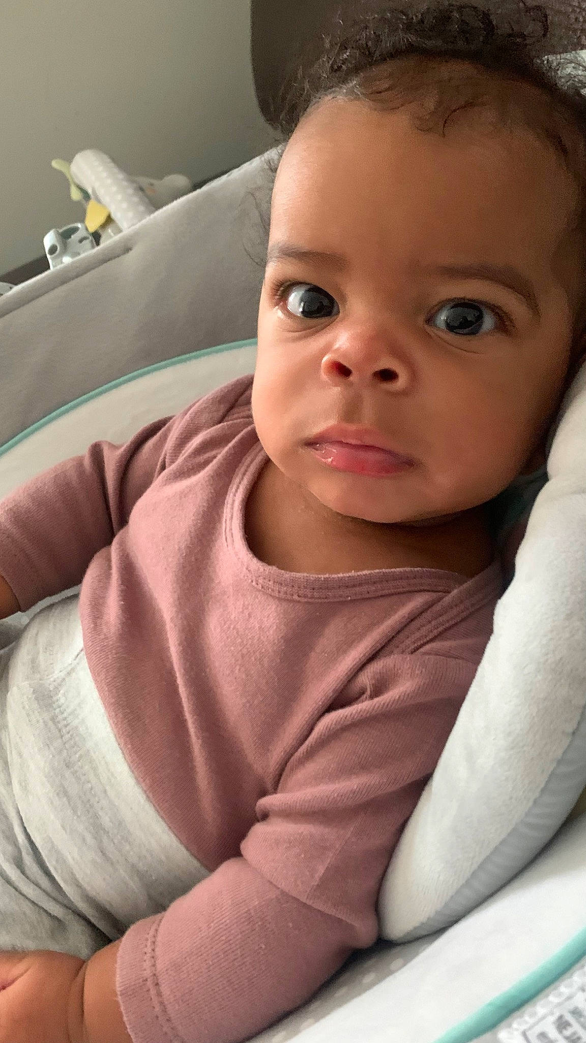 Lyham participe au concours pour gagner de l'argent avec cette photo : arm, baby, baby_toddler_clothing, car_seat, cheek, comfort, eye, eyebrow, eyelash, fun, gesture, happy, head, lip, nose, person, seat_belt, skin, smile, toddler