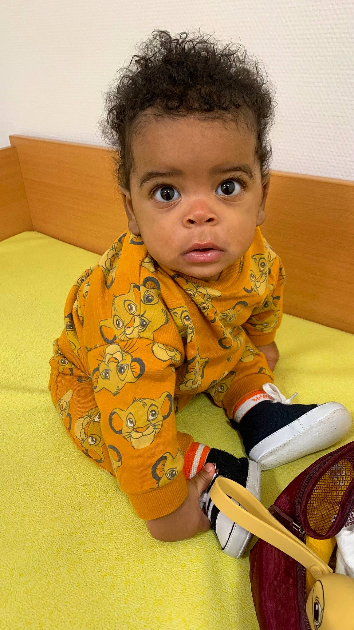 Lyham a rejoint le concours — aidez-le/la à gagner de superbes lots ! baby, baby_toddler_clothing, cheek, child, comfort, face, finger, flooring, fun, human_body, nose, person, play, room, sitting, skin, sleeve, sock, toddler