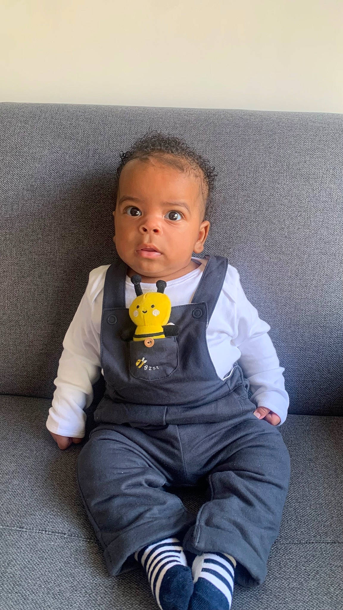 Lyham a rejoint le concours — aidez-le/la à gagner de superbes lots ! baby, baby_toddler_clothing, chair, cheek, child, comfort, eye, flash_photography, flooring, formal_wear, grey, happy, jacket, outerwear, person, portrait_photography, sitting, sleeve, t_shirt, toddler