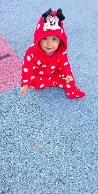 Shelsea participe au concours pour gagner de l'argent avec cette photo : asphalt, baby, baby_toddler_clothing, clothing, electric_blue, face, floor, flooring, grass, headwear, human_body, joy, outerwear, pattern, person, personal_protective_equipment, plant, road_surface, sidewalk, sleeve