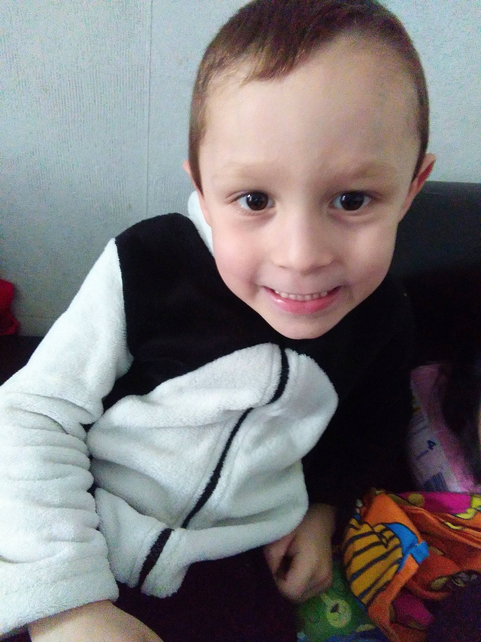 Nolan participe au concours pour gagner de l'argent avec cette photo : arm, baby, beauty, cheek, child, eye, face, finger, hand, head, iris, lip, nose, person, play, sitting, skin, smile, thumb, toddler