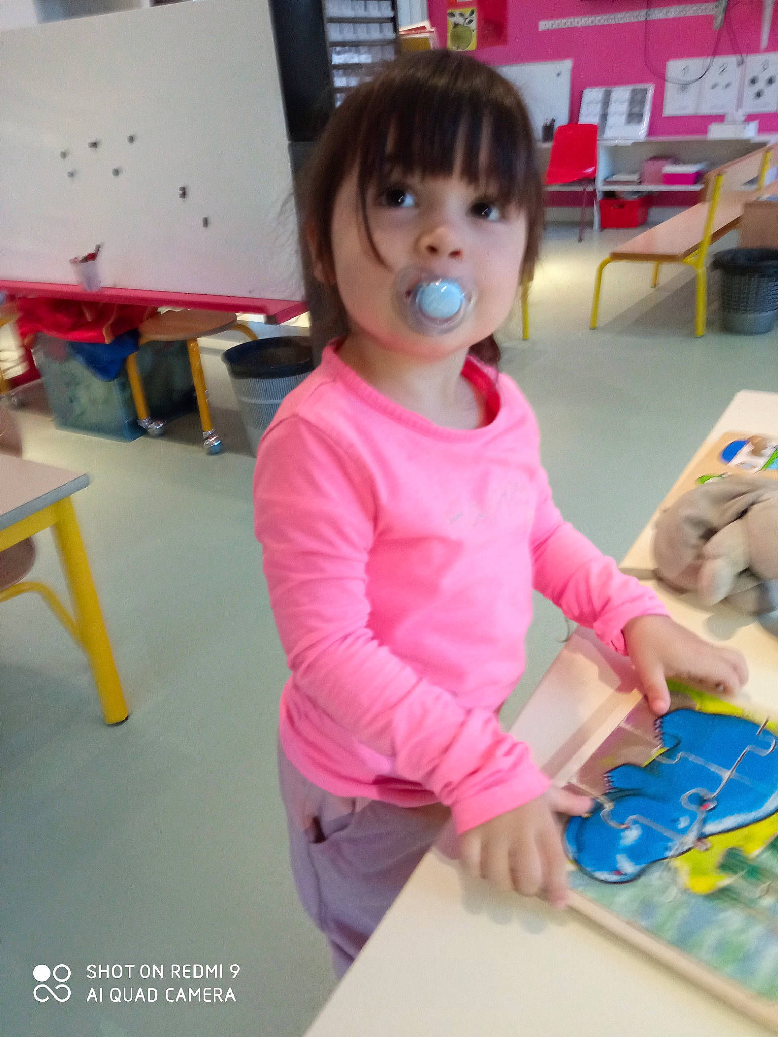 Djoulia participe au concours pour gagner de l'argent avec cette photo : baby_toddler_clothing, chair, child, flooring, fun, joint, kindergarten, learning, leisure, magenta, person, play, room, school, sitting, sleeve, sock, t_shirt, toddler, toy