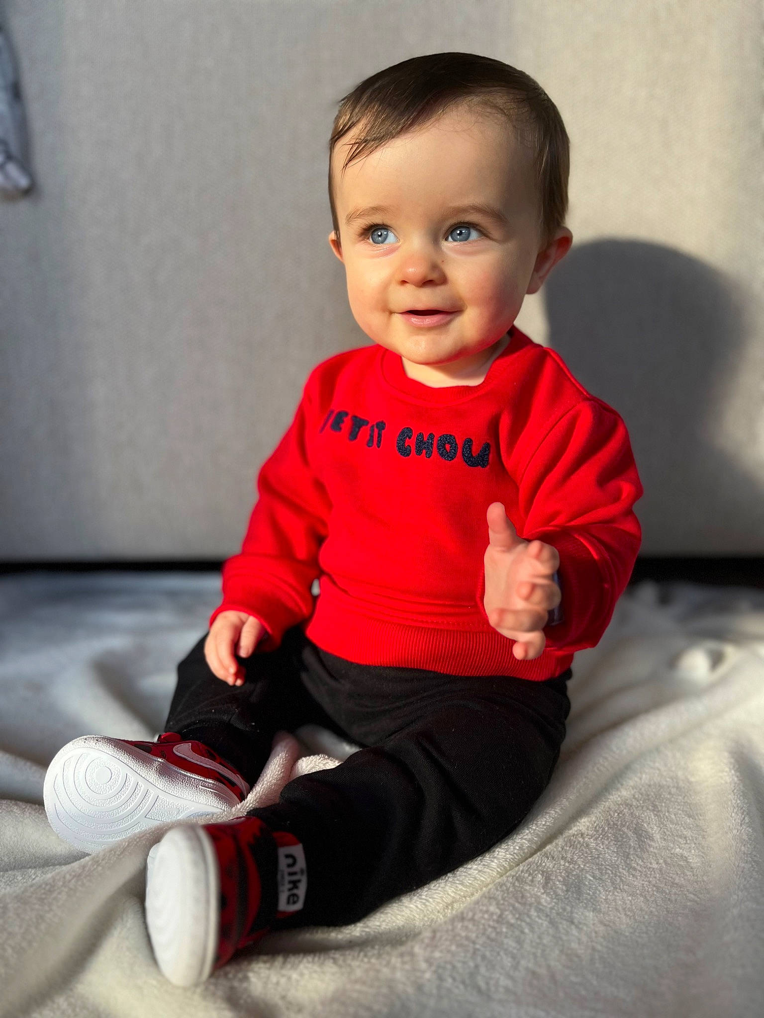 Naïm a rejoint le concours — aidez-le/la à gagner de superbes lots ! baby, baby_toddler_clothing, cheek, comfort, dress, finger, flooring, fun, happy, human_body, human_leg, joint, joy, knee, leg, person, skin, sleeve, smile, standing