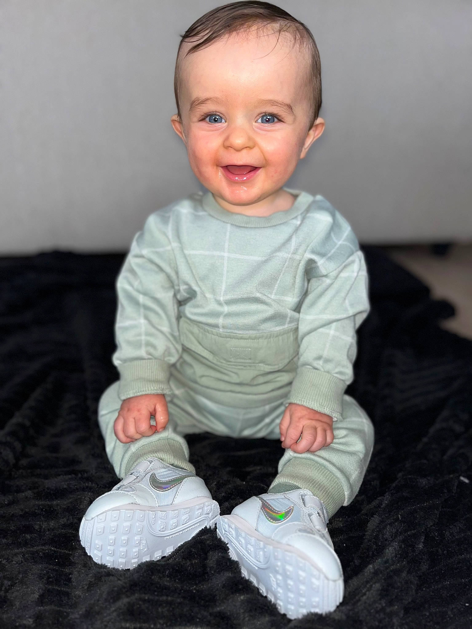 Naïm a rejoint le concours — aidez-le/la à gagner de superbes lots ! arm, baby, baby_toddler_clothing, cheek, child, comfort, face, flooring, gesture, happy, head, human_body, iris, joy, nose, person, skin, sleeve, smile, standing