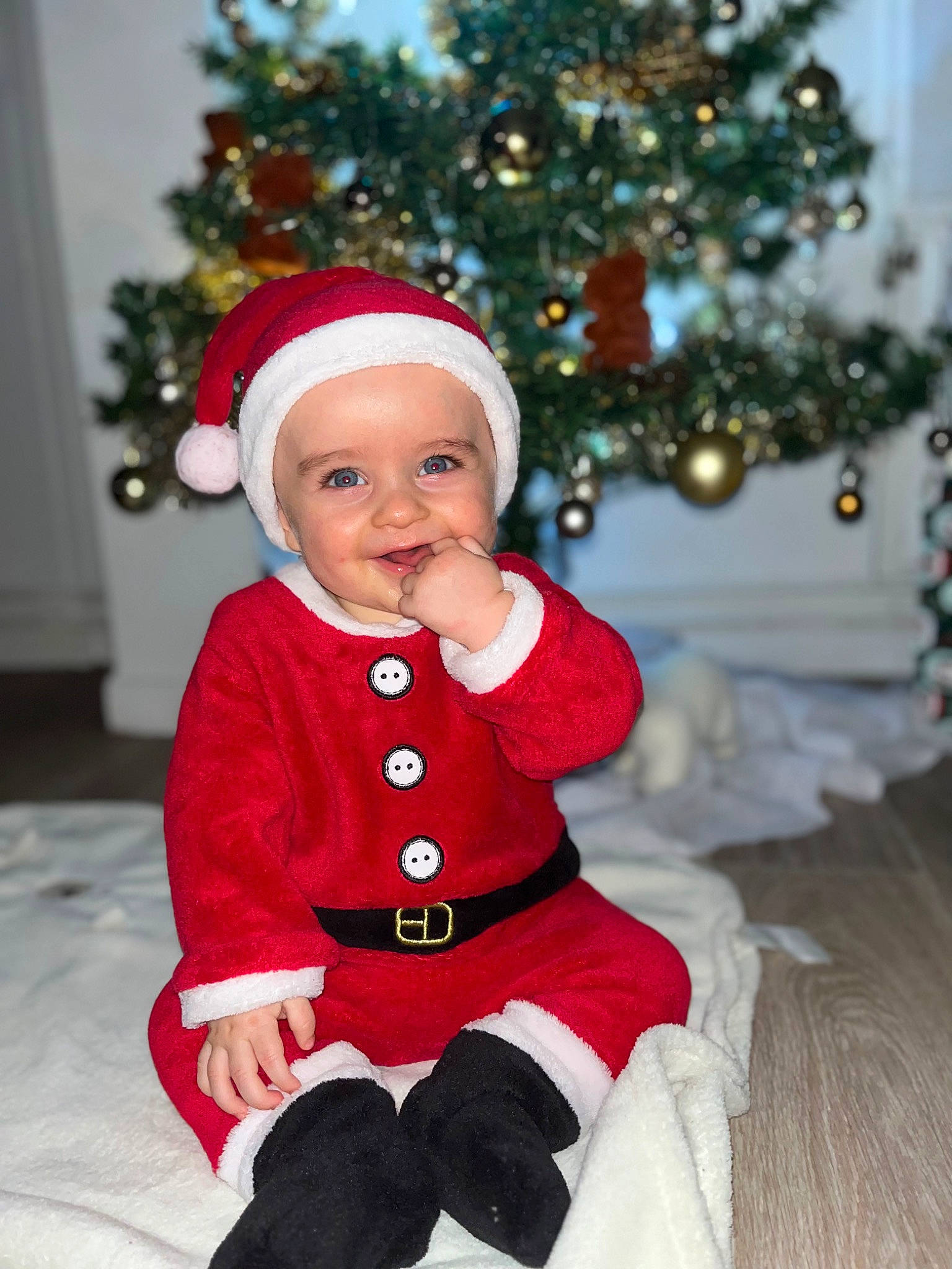 Naïm a rejoint le concours — aidez-le/la à gagner de superbes lots ! baby, baby_toddler_clothing, christmas, christmas_decoration, christmas_eve, christmas_tree, costume_hat, event, happy, hat, head, headwear, holiday, human_body, joy, person, red, sleeve, smile, toddler