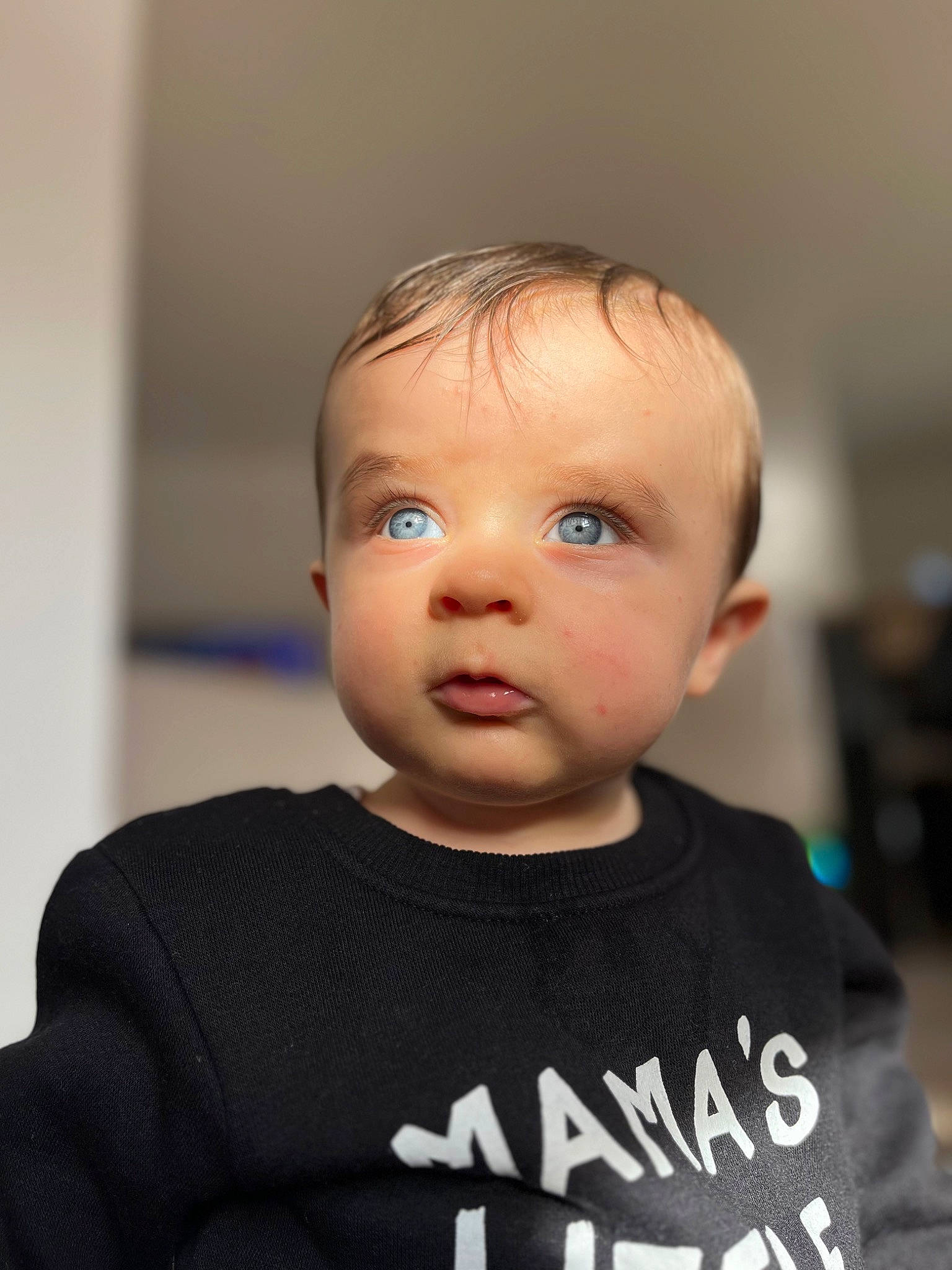 Naïm participe au concours pour gagner de l'argent avec cette photo : active_shirt, baby, baby_toddler_clothing, cheek, child, child_model, eyelash, flash_photography, fun, happy, human_body, person, portrait_photography, room, sleeve, t_shirt, toddler