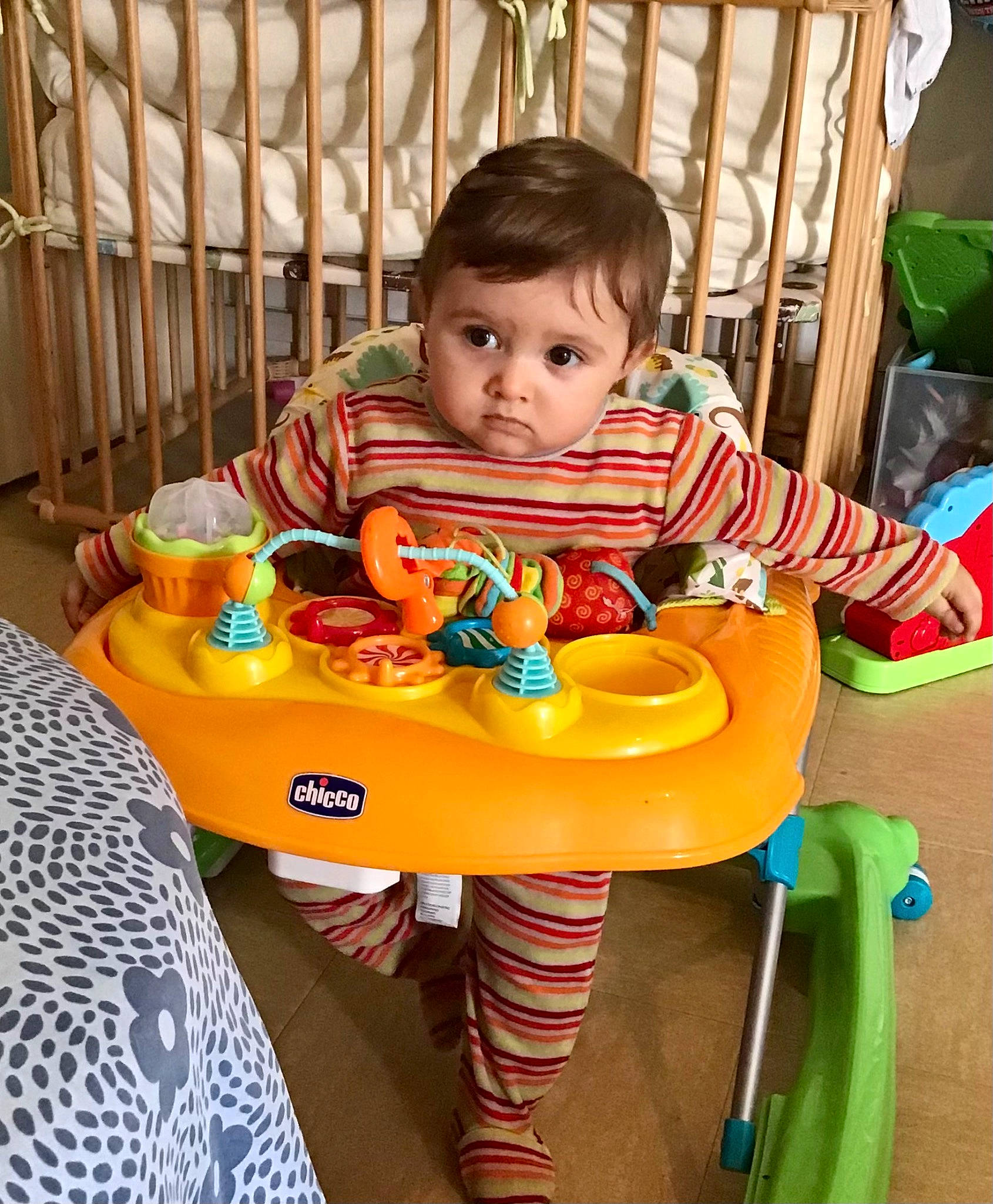 Malone participe au concours pour gagner de l'argent avec cette photo : baby, baby_playing_with_toys, baby_products, baby_toddler_clothing, baby_toys, chair, child, comfort, face, fun, happy, head, leisure, person, play, product, room, sharing, sitting, t_shirt