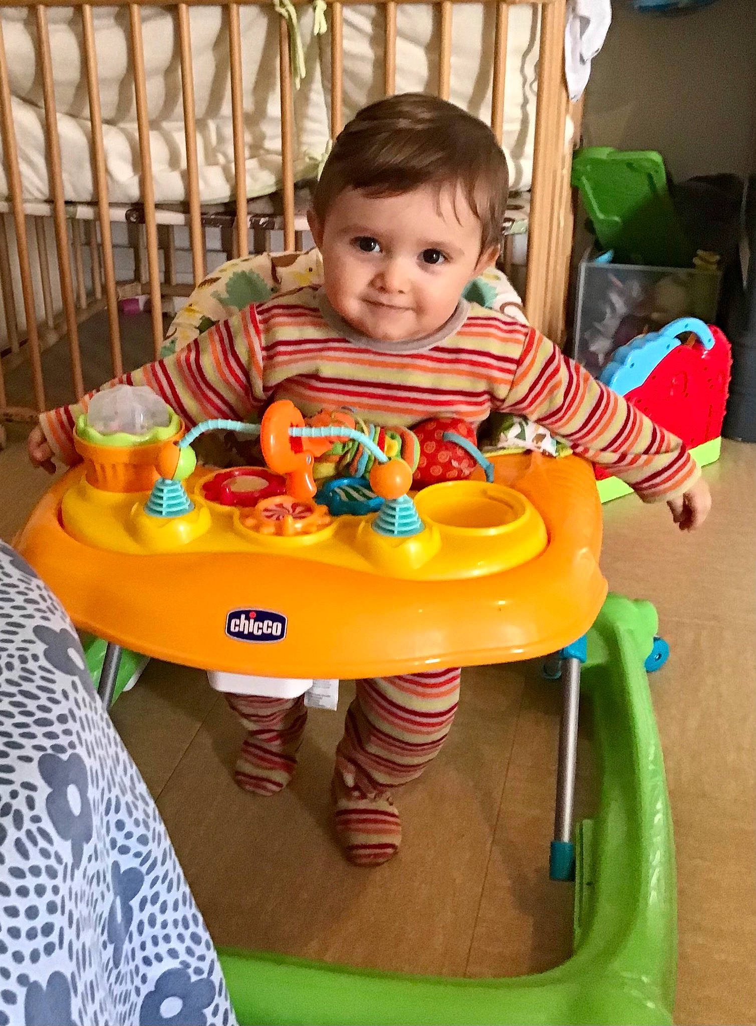 Malone participe au concours pour gagner de l'argent avec cette photo : baby, baby_playing_with_toys, baby_products, baby_toddler_clothing, baby_toys, chair, child, event, face, fun, happy, head, leisure, party, person, play, sharing, sitting, smile, t_shirt