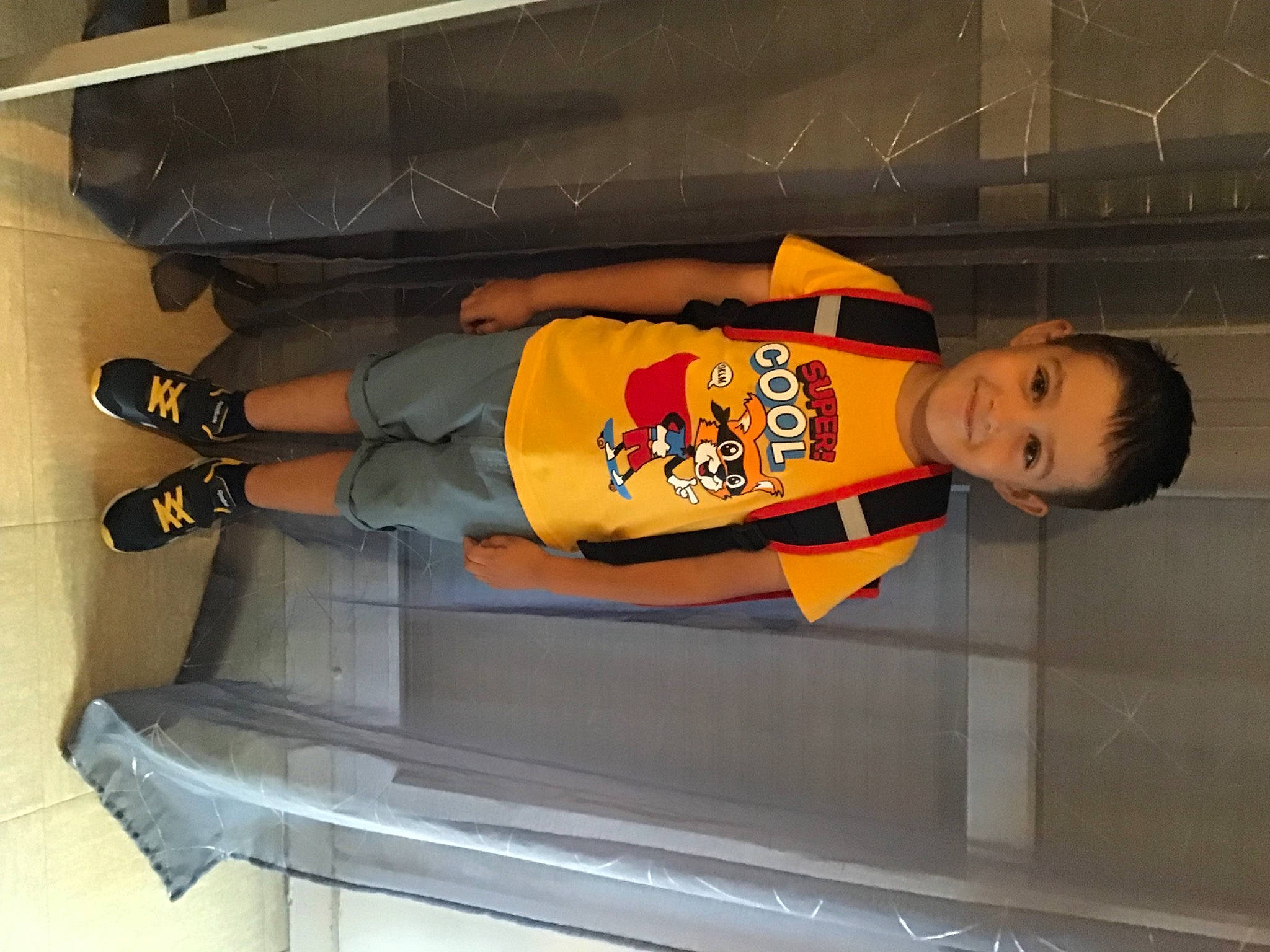 Mayron P. a rejoint le concours — aidez-le/la à gagner de superbes lots ! cleanliness, fun, gas, human_leg, joy, machine, orange, outdoor_shoe, person, sportswear, t_shirt, thigh, toddler