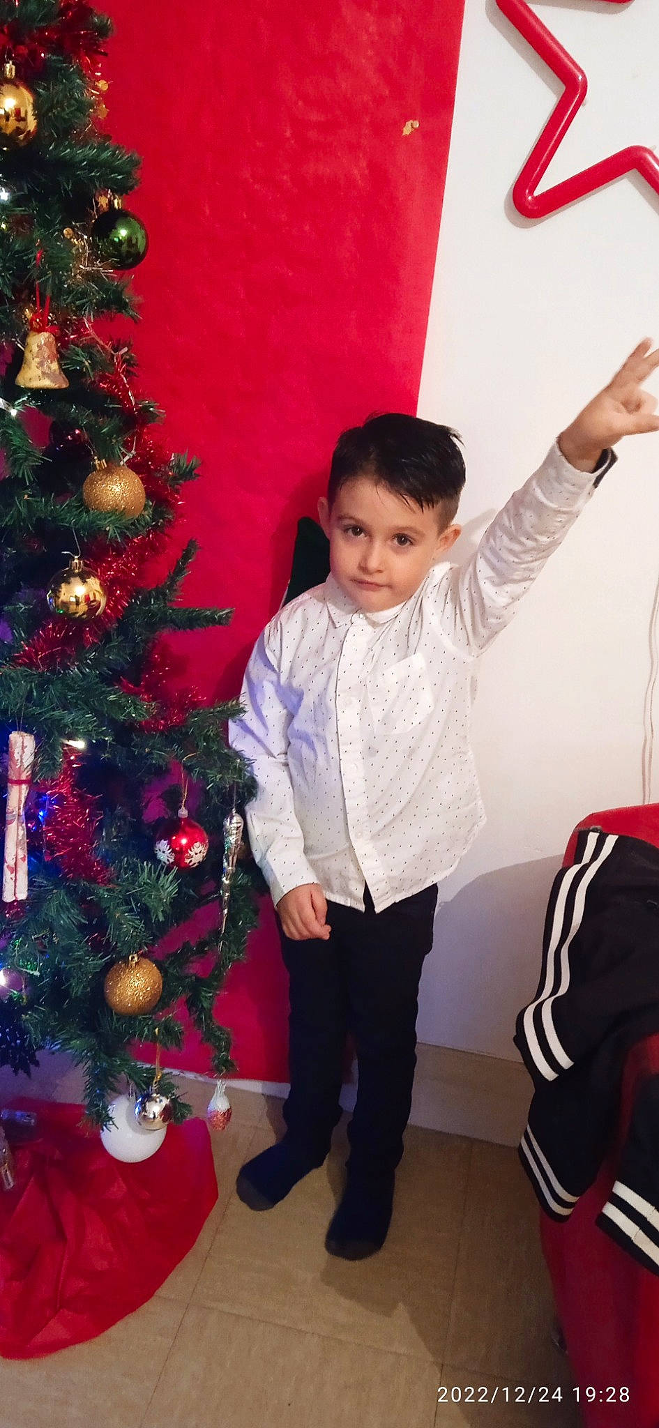 Mayron P. a rejoint le concours — aidez-le/la à gagner de superbes lots ! black, christmas_decoration, christmas_ornament, christmas_tree, evergreen, facial_expression, gesture, hairstyle, happy, holiday_ornament, human_body, organ, ornament, people, person, photograph, red, sleeve, standing, toddler