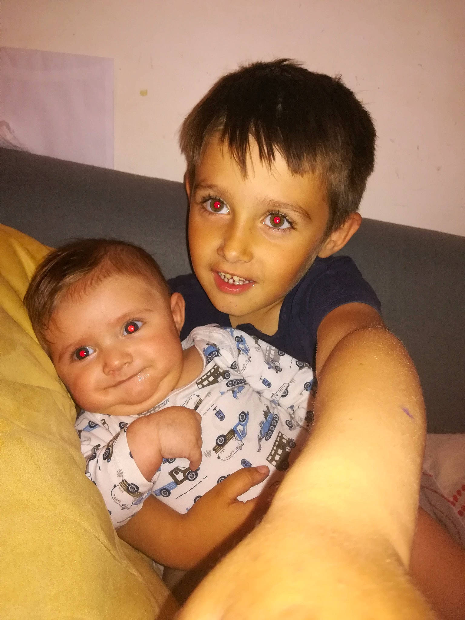 Mayron P. a rejoint le concours — aidez-le/la à gagner de superbes lots ! arm, black_hair, cheek, comfort, elbow, gesture, happy, human_body, iris, joy, mouth, muscle, neck, nose, person, shoulder, skin, smile, stomach, thigh