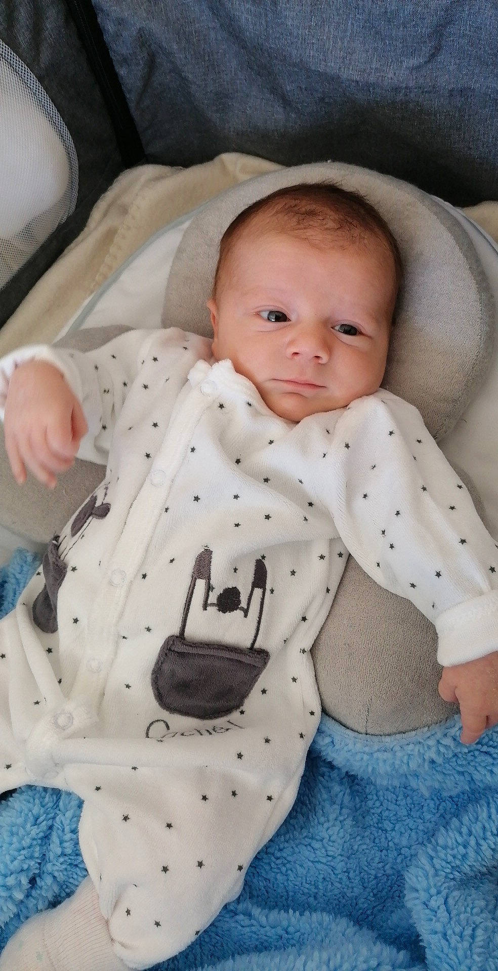 Santiago participe au concours pour gagner de l'argent avec cette photo : baby, baby_products, baby_safety, baby_sleeping, baby_toddler_clothing, cheek, child, collar, comfort, dress_shirt, linens, pattern, person, polka_dot, product, sitting, skin, sleeve, textile, toddler