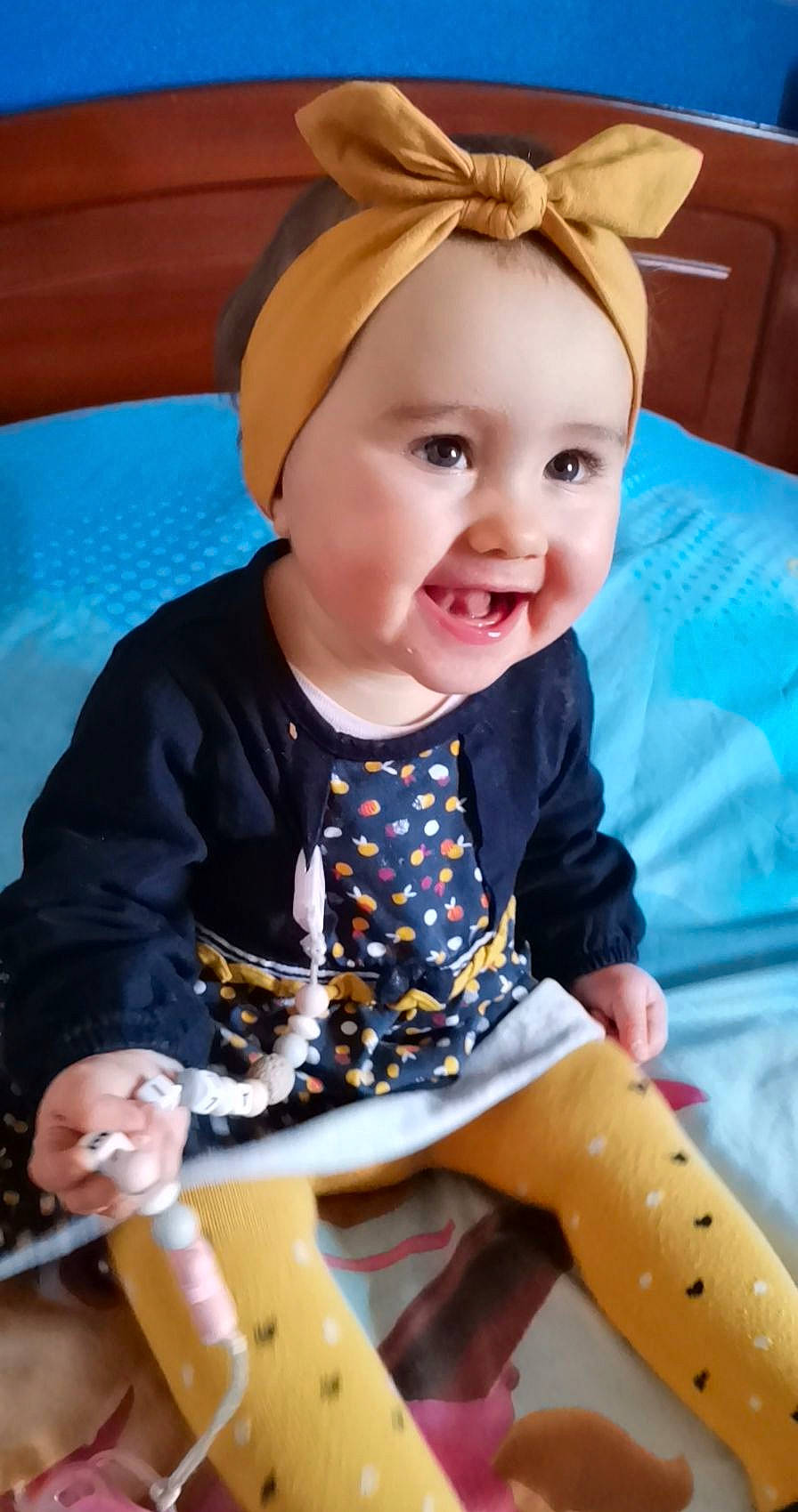 Alice participe au concours pour gagner de l'argent avec cette photo : baby_toddler_clothing, blue, chin, clothing, dress, face, happy, head, human_body, neck, outerwear, person, photograph, product, skin, sleeve, smile, t_shirt, toddler, white